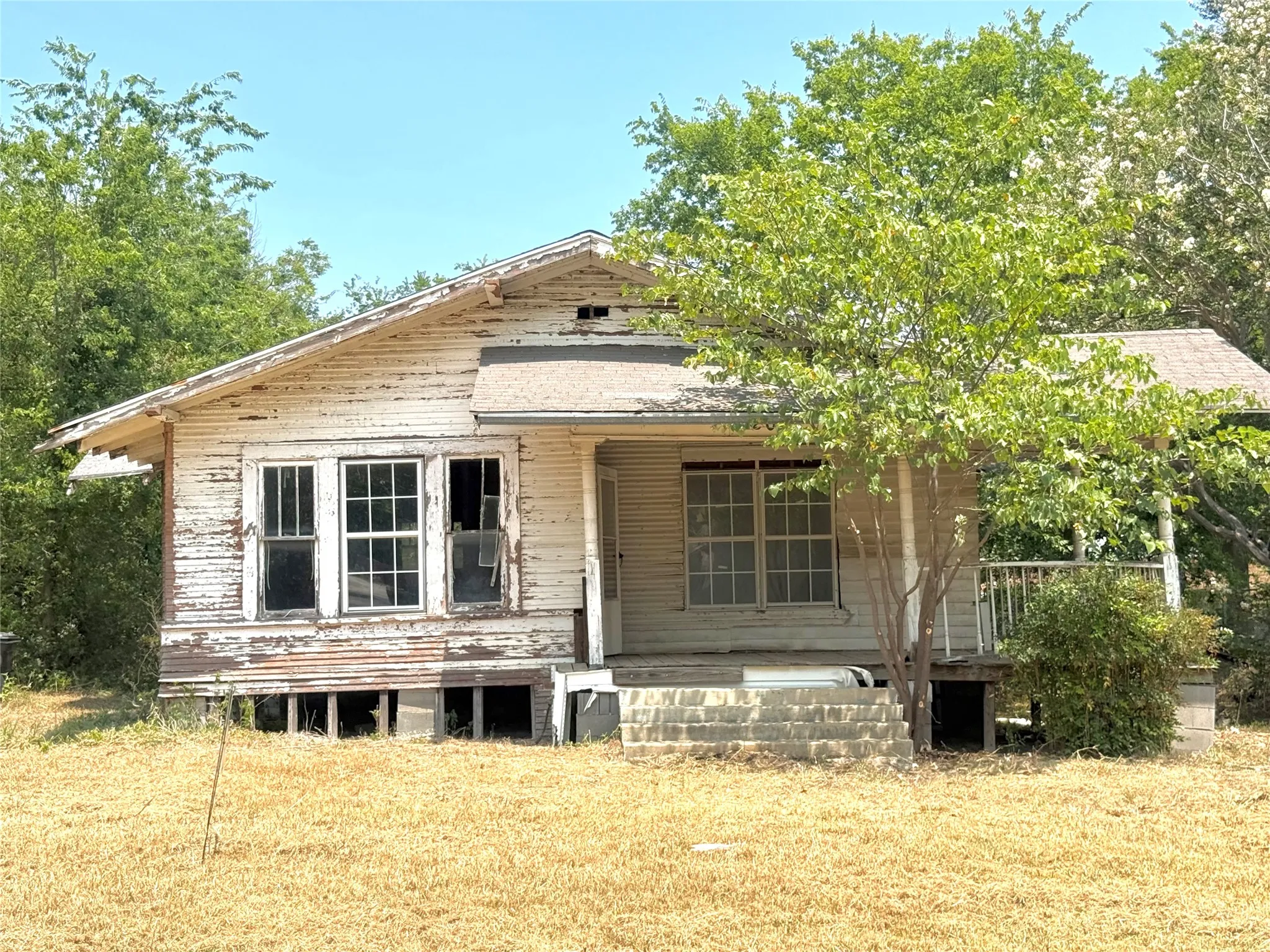 Single Family Residence For Sale in Grayson County , 204 W Maple Street, Whitewright, Texas 75491, 2 Bedroom, 1 Bathroom, Garage spaces, 1,308 Sqft, built in 1900, mls#21352949, Real Estate Agent in Whitewright, Homes For Sale in Grayson county, Homes For Sale in Whitewright, Realtor in Whitewright Texas, Real Estate Brokerage Independent Realty Texas, Luminita Cordes Realtor