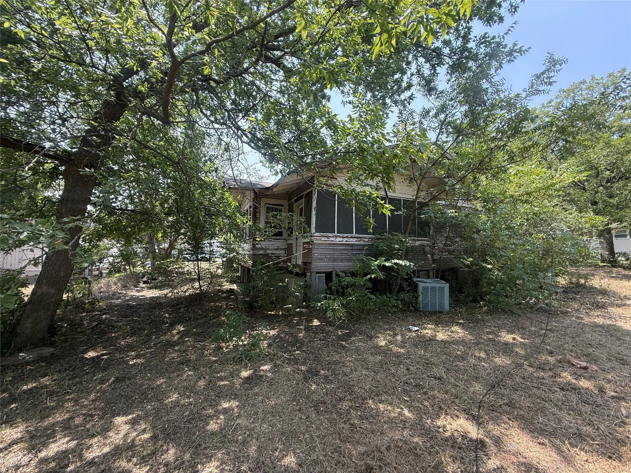 Single Family Residence For Sale in Grayson County , 204 W Maple Street, Whitewright, Texas 75491, 2 Bedroom, 1 Bathroom, Garage spaces, 1,308 Sqft, built in 1900, mls#21352949, Real Estate Agent in Whitewright, Homes For Sale in Grayson county, Homes For Sale in Whitewright, Realtor in Whitewright Texas, Real Estate Brokerage Independent Realty Texas, Luminita Cordes Realtor