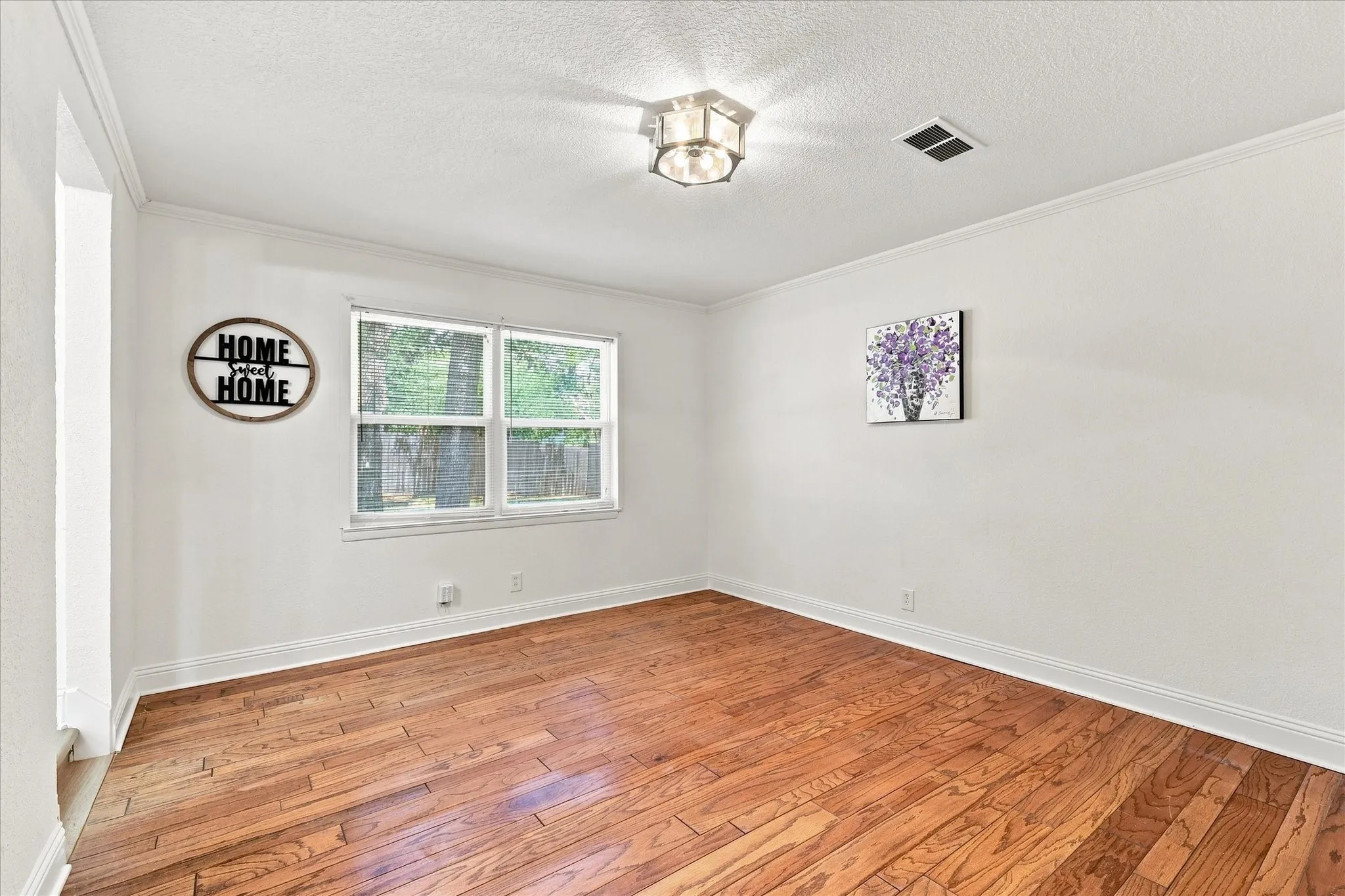 Single Family Residence For Sale in Tarrant County , 403 E Huitt Lane, Euless, Texas 76040, 3 Bedroom, 2 Bathroom, 2 Garage spaces, 1,709 Sqft, built in 1962, mls#21351793, Real Estate Agent in Euless, Homes For Sale in Tarrant county, Homes For Sale in Euless, Realtor in Euless Texas, Real Estate Brokerage Independent Realty Texas, Luminita Cordes Realtor