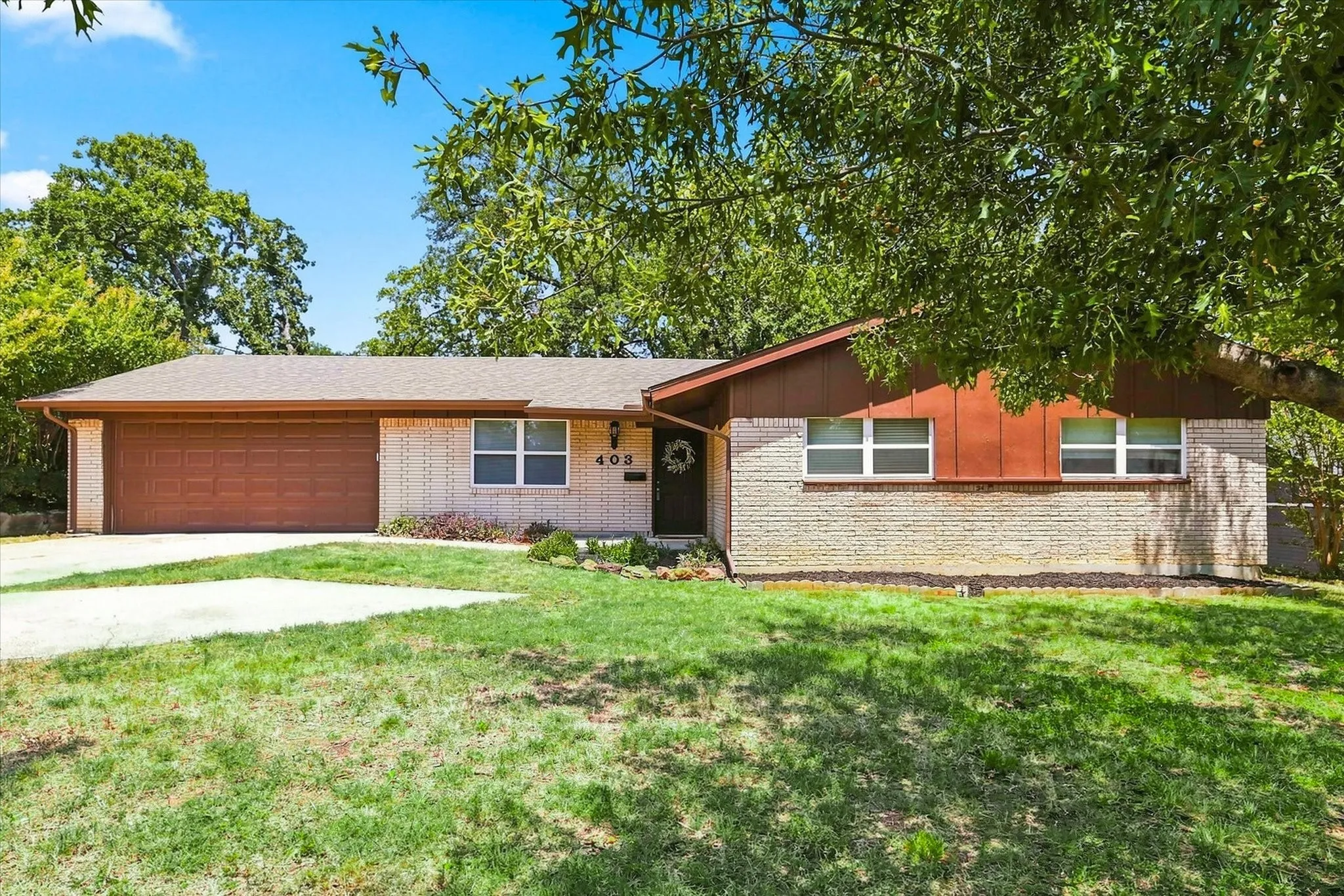 Single Family Residence For Sale in Tarrant County , 403 E Huitt Lane, Euless, Texas 76040, 3 Bedroom, 2 Bathroom, 2 Garage spaces, 1,709 Sqft, built in 1962, mls#21351793, Real Estate Agent in Euless, Homes For Sale in Tarrant county, Homes For Sale in Euless, Realtor in Euless Texas, Real Estate Brokerage Independent Realty Texas, Luminita Cordes Realtor