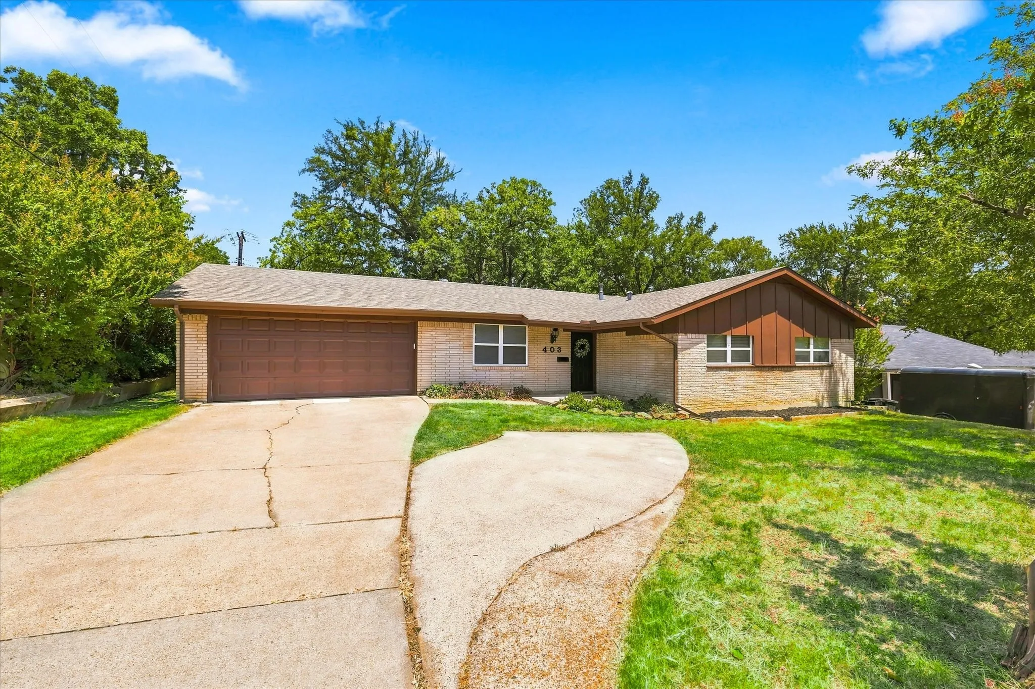Single Family Residence For Sale in Tarrant County , 403 E Huitt Lane, Euless, Texas 76040, 3 Bedroom, 2 Bathroom, 2 Garage spaces, 1,709 Sqft, built in 1962, mls#21351793, Real Estate Agent in Euless, Homes For Sale in Tarrant county, Homes For Sale in Euless, Realtor in Euless Texas, Real Estate Brokerage Independent Realty Texas, Luminita Cordes Realtor