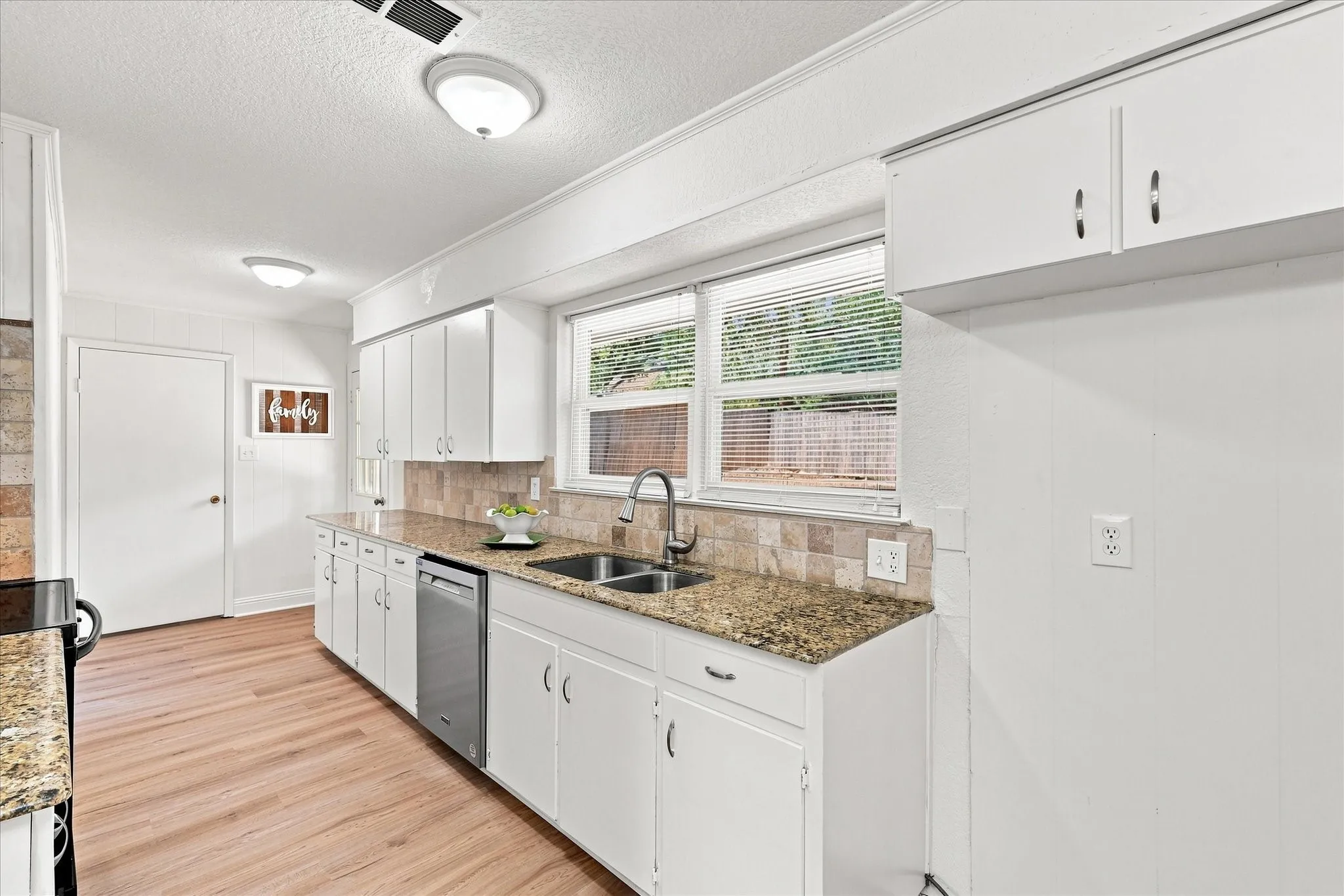 Single Family Residence For Sale in Tarrant County , 403 E Huitt Lane, Euless, Texas 76040, 3 Bedroom, 2 Bathroom, 2 Garage spaces, 1,709 Sqft, built in 1962, mls#21351793, Real Estate Agent in Euless, Homes For Sale in Tarrant county, Homes For Sale in Euless, Realtor in Euless Texas, Real Estate Brokerage Independent Realty Texas, Luminita Cordes Realtor