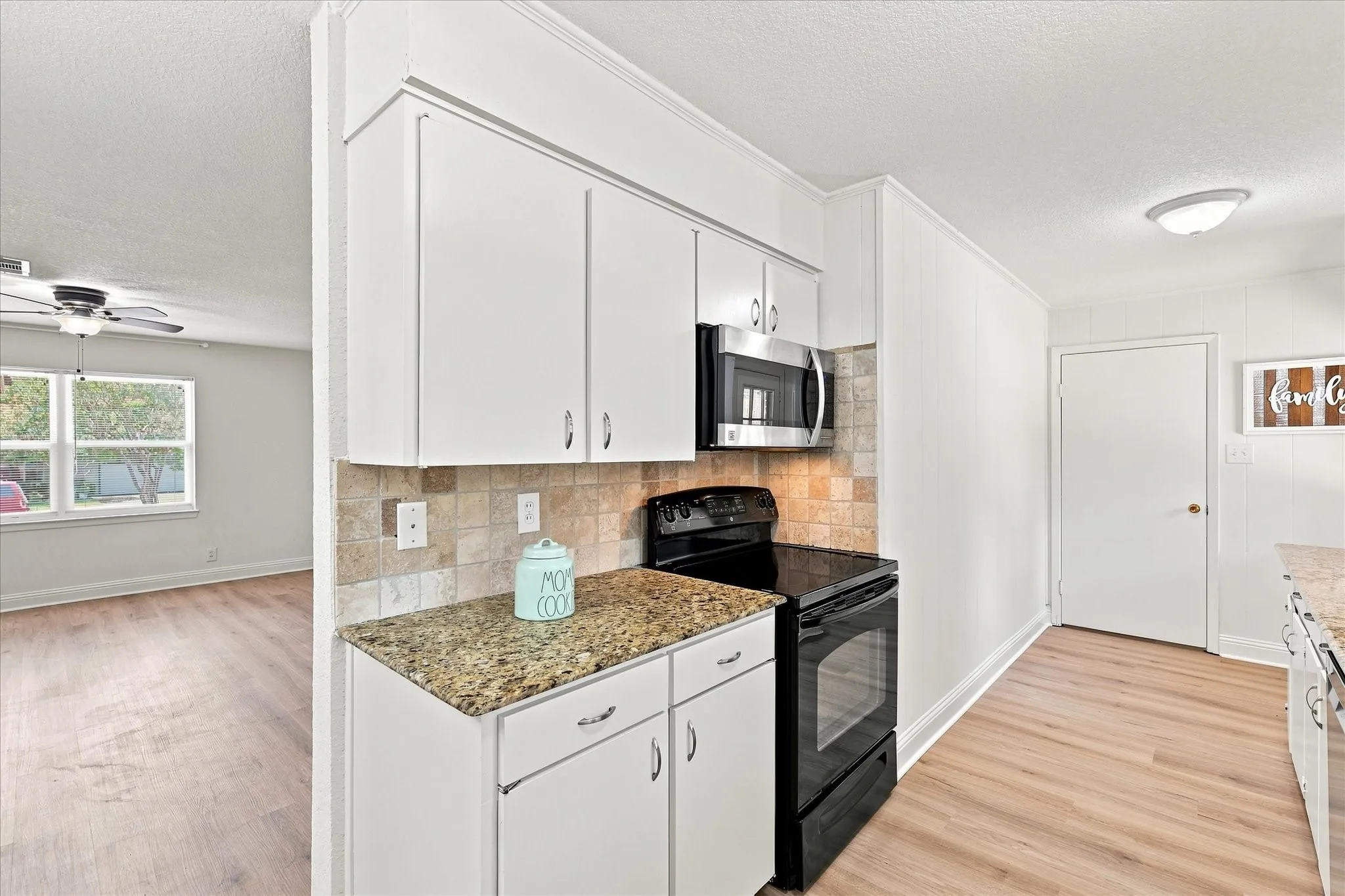 Single Family Residence For Sale in Tarrant County , 403 E Huitt Lane, Euless, Texas 76040, 3 Bedroom, 2 Bathroom, 2 Garage spaces, 1,709 Sqft, built in 1962, mls#21351793, Real Estate Agent in Euless, Homes For Sale in Tarrant county, Homes For Sale in Euless, Realtor in Euless Texas, Real Estate Brokerage Independent Realty Texas, Luminita Cordes Realtor