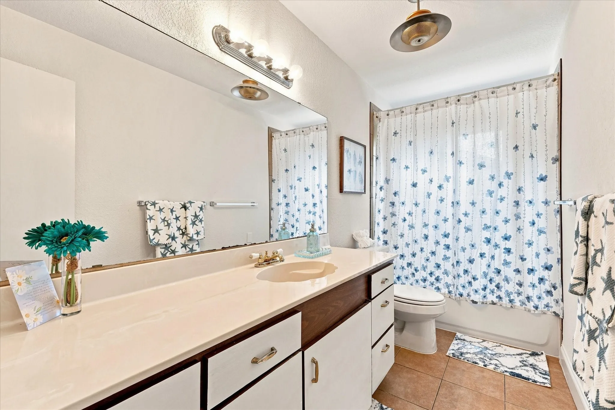 Single Family Residence For Sale in Tarrant County , 403 E Huitt Lane, Euless, Texas 76040, 3 Bedroom, 2 Bathroom, 2 Garage spaces, 1,709 Sqft, built in 1962, mls#21351793, Real Estate Agent in Euless, Homes For Sale in Tarrant county, Homes For Sale in Euless, Realtor in Euless Texas, Real Estate Brokerage Independent Realty Texas, Luminita Cordes Realtor