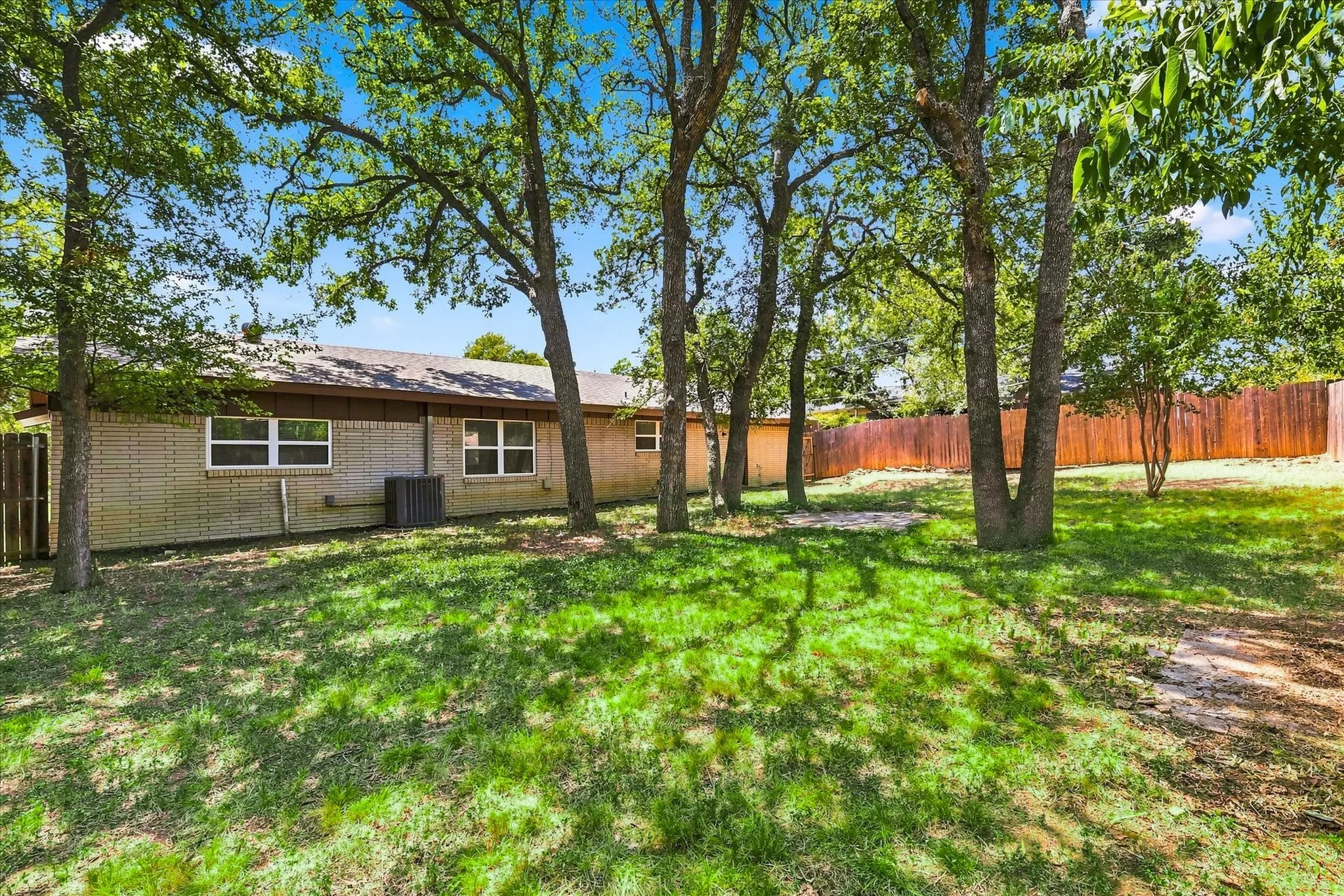 Single Family Residence For Sale in Tarrant County , 403 E Huitt Lane, Euless, Texas 76040, 3 Bedroom, 2 Bathroom, 2 Garage spaces, 1,709 Sqft, built in 1962, mls#21351793, Real Estate Agent in Euless, Homes For Sale in Tarrant county, Homes For Sale in Euless, Realtor in Euless Texas, Real Estate Brokerage Independent Realty Texas, Luminita Cordes Realtor