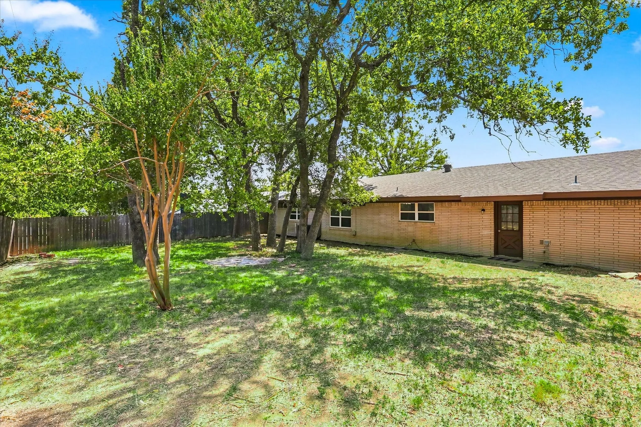 Single Family Residence For Sale in Tarrant County , 403 E Huitt Lane, Euless, Texas 76040, 3 Bedroom, 2 Bathroom, 2 Garage spaces, 1,709 Sqft, built in 1962, mls#21351793, Real Estate Agent in Euless, Homes For Sale in Tarrant county, Homes For Sale in Euless, Realtor in Euless Texas, Real Estate Brokerage Independent Realty Texas, Luminita Cordes Realtor