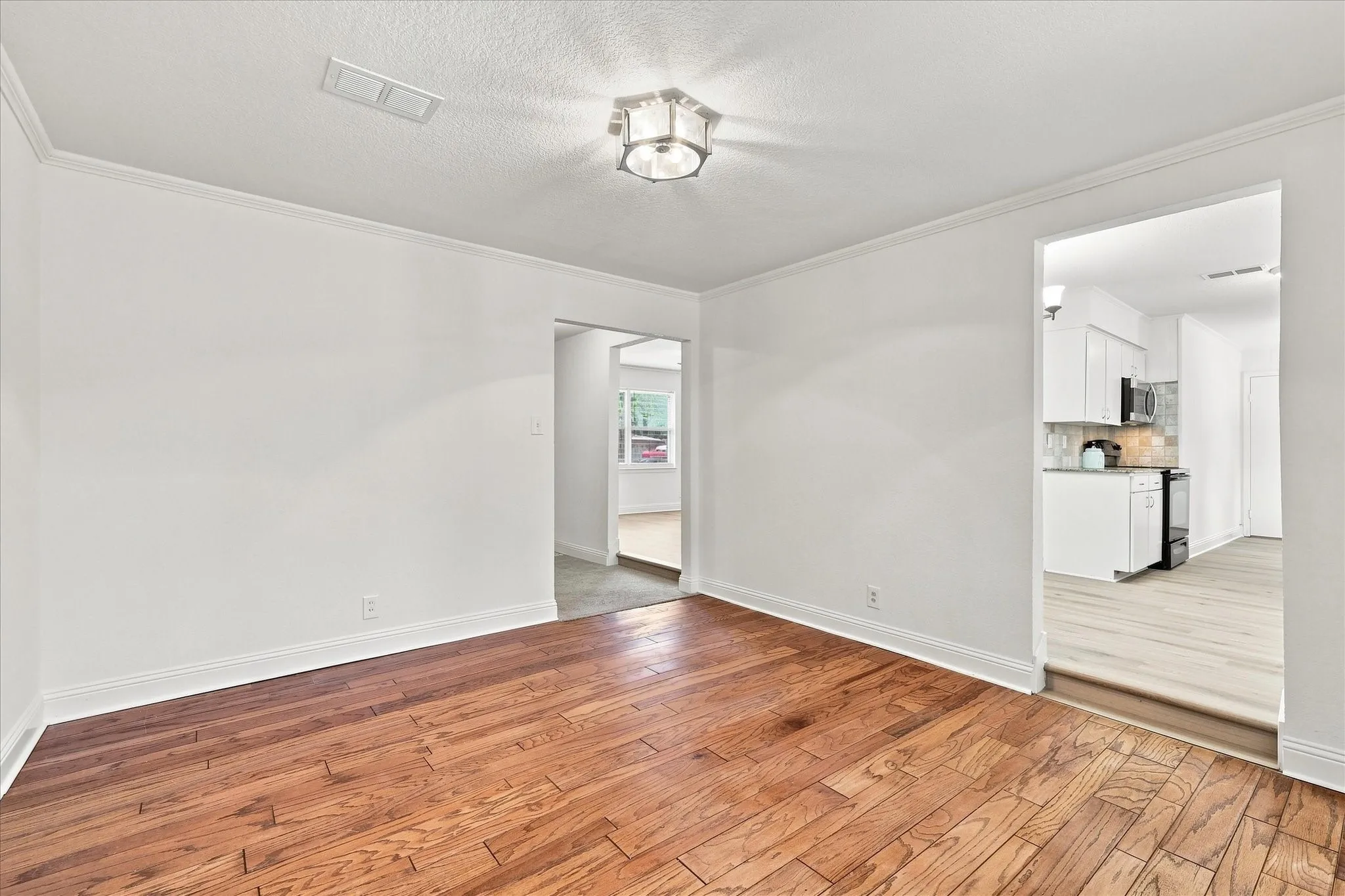 Single Family Residence For Sale in Tarrant County , 403 E Huitt Lane, Euless, Texas 76040, 3 Bedroom, 2 Bathroom, 2 Garage spaces, 1,709 Sqft, built in 1962, mls#21351793, Real Estate Agent in Euless, Homes For Sale in Tarrant county, Homes For Sale in Euless, Realtor in Euless Texas, Real Estate Brokerage Independent Realty Texas, Luminita Cordes Realtor