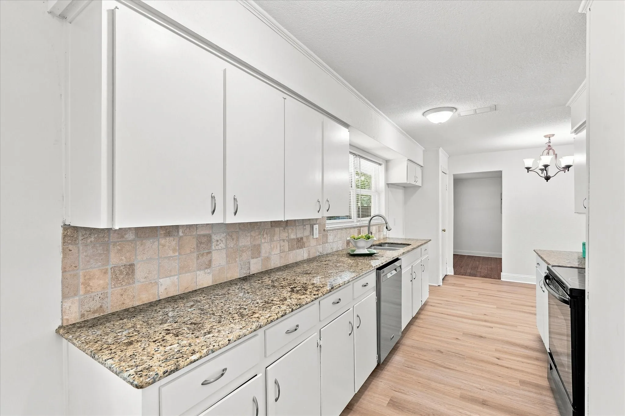 Single Family Residence For Sale in Tarrant County , 403 E Huitt Lane, Euless, Texas 76040, 3 Bedroom, 2 Bathroom, 2 Garage spaces, 1,709 Sqft, built in 1962, mls#21351793, Real Estate Agent in Euless, Homes For Sale in Tarrant county, Homes For Sale in Euless, Realtor in Euless Texas, Real Estate Brokerage Independent Realty Texas, Luminita Cordes Realtor