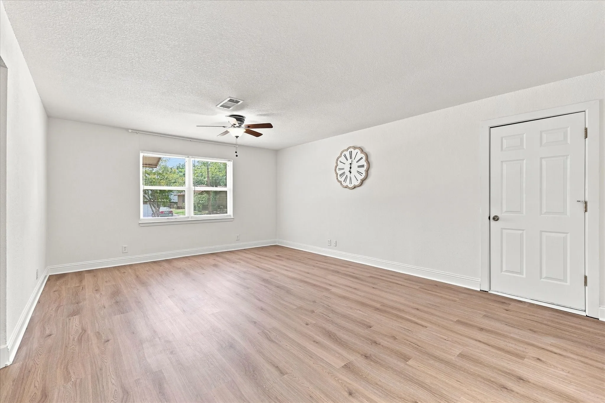 Single Family Residence For Sale in Tarrant County , 403 E Huitt Lane, Euless, Texas 76040, 3 Bedroom, 2 Bathroom, 2 Garage spaces, 1,709 Sqft, built in 1962, mls#21351793, Real Estate Agent in Euless, Homes For Sale in Tarrant county, Homes For Sale in Euless, Realtor in Euless Texas, Real Estate Brokerage Independent Realty Texas, Luminita Cordes Realtor