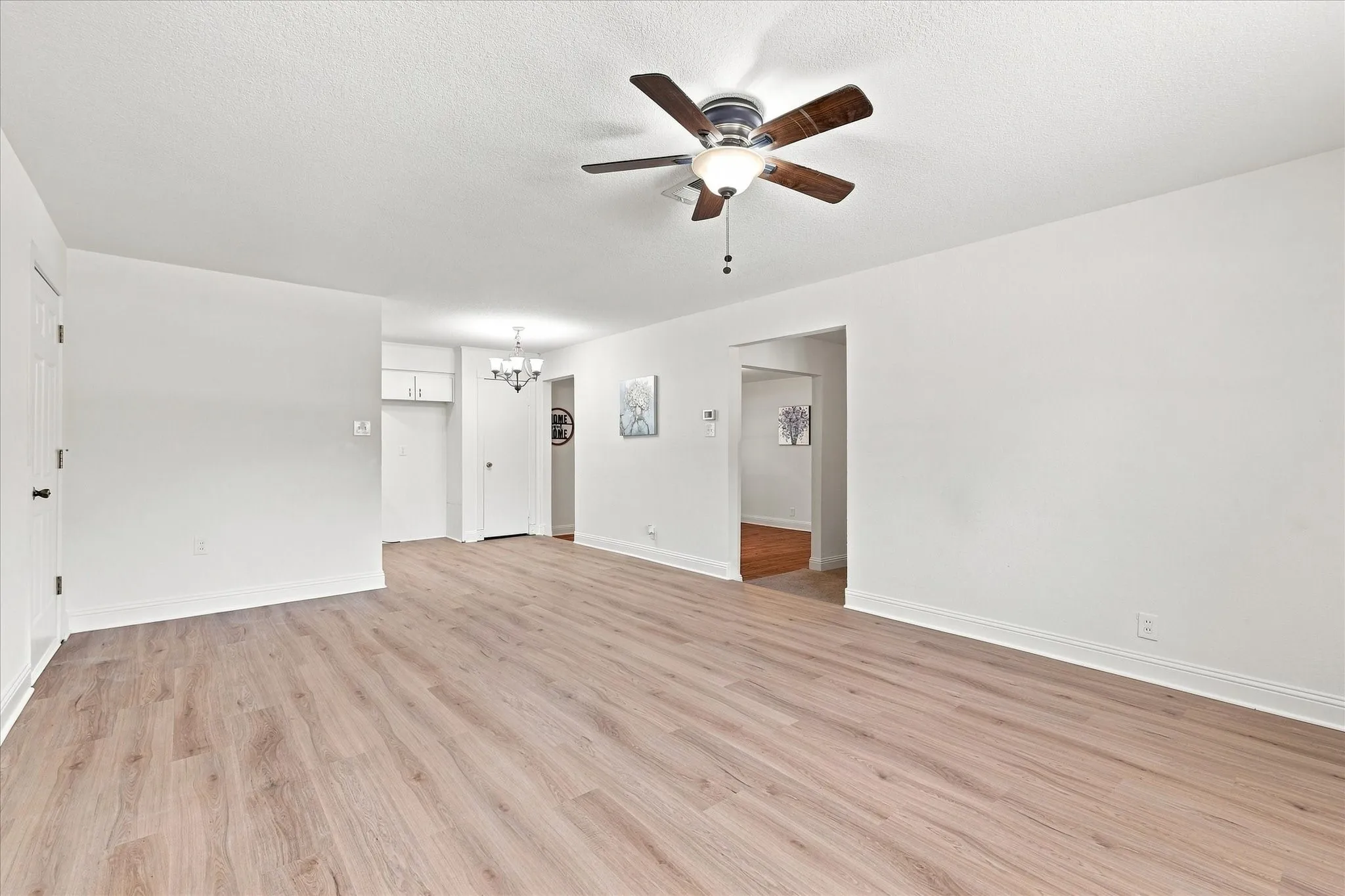 Single Family Residence For Sale in Tarrant County , 403 E Huitt Lane, Euless, Texas 76040, 3 Bedroom, 2 Bathroom, 2 Garage spaces, 1,709 Sqft, built in 1962, mls#21351793, Real Estate Agent in Euless, Homes For Sale in Tarrant county, Homes For Sale in Euless, Realtor in Euless Texas, Real Estate Brokerage Independent Realty Texas, Luminita Cordes Realtor