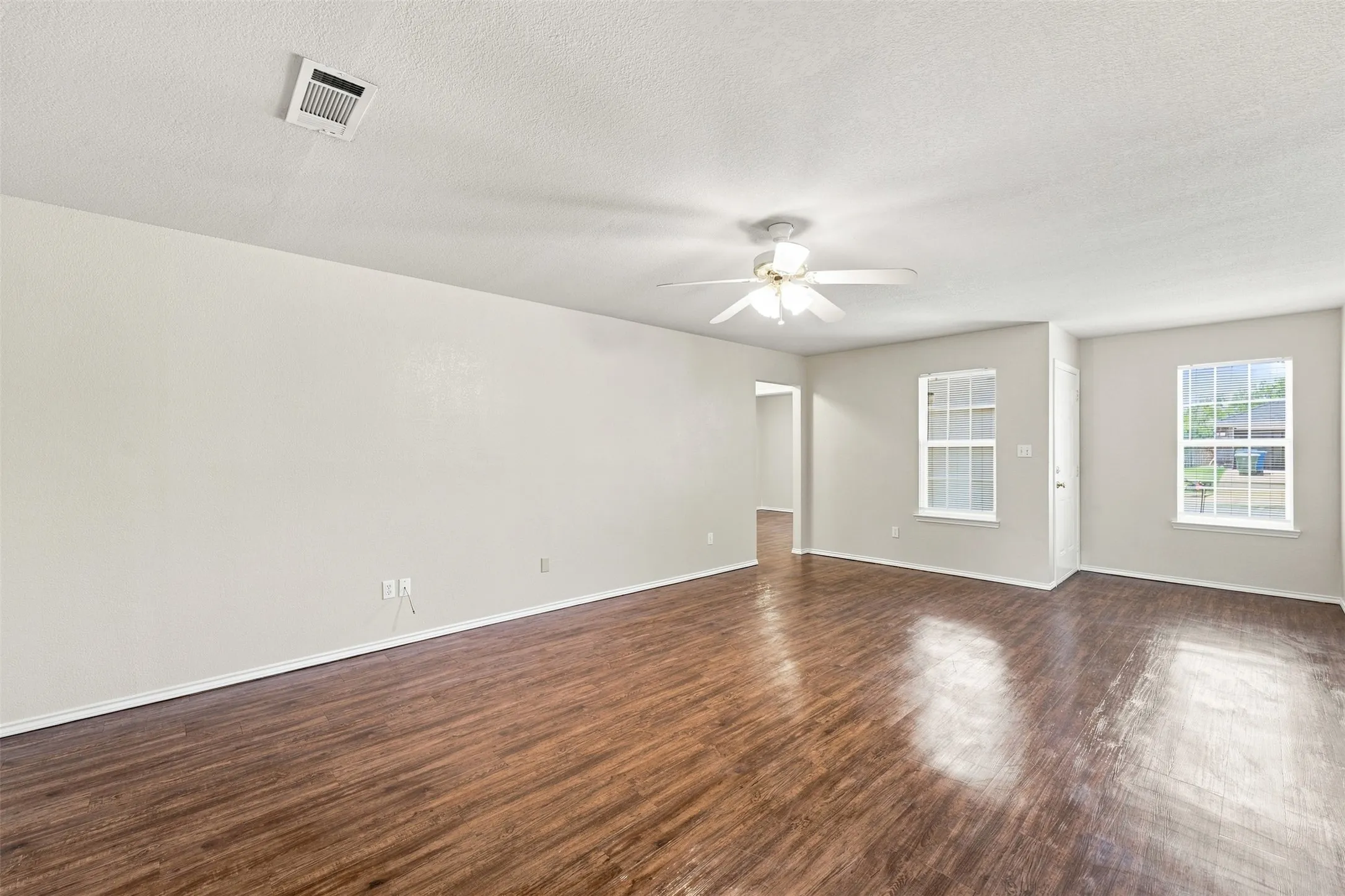 Single Family Residence For Sale in Mc Lennan County , 4300 Larry Don Lane, Waco, Texas 76708, 3 Bedroom, 2 Bathroom, 2 Garage spaces, 1,626 Sqft, built in 2007, mls#21354007, Real Estate Agent in Waco, Homes For Sale in Mc Lennan county, Homes For Sale in Waco, Realtor in Waco Texas, Real Estate Brokerage Independent Realty Texas, Luminita Cordes Realtor