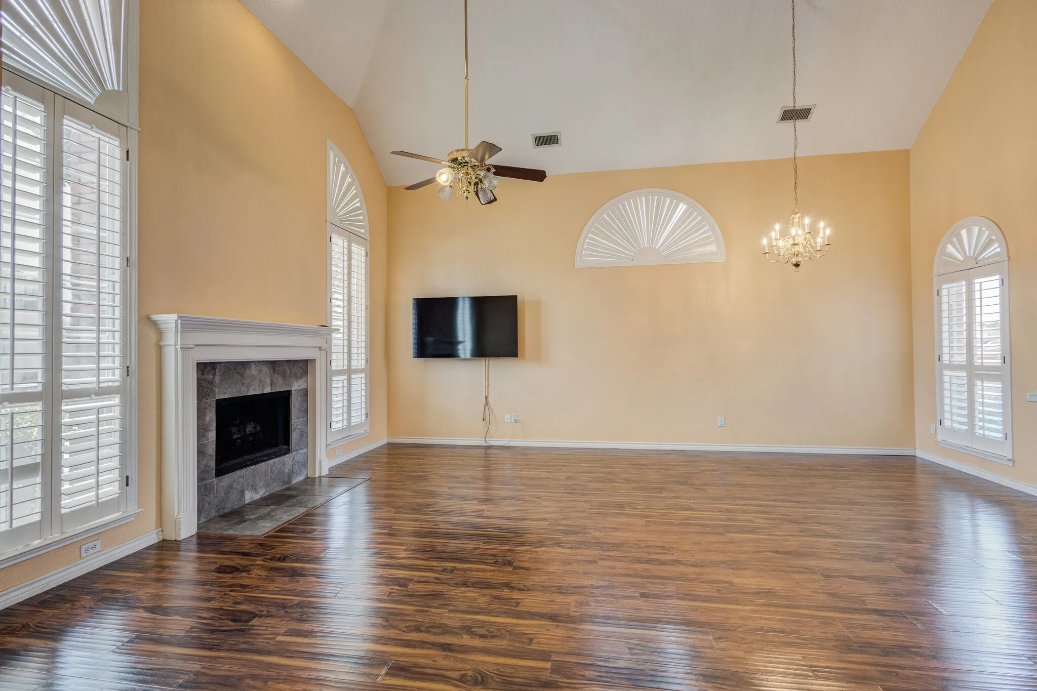 Single Family Residence For Rent in Dallas County , 1726 Northampton Drive, Rowlett, Texas 75089, 3 Bedroom, 3 Bathroom, 2 Garage spaces, 2,100 Sqft, built in 1993, mls#21351404, Real Estate Agent in Rowlett, Homes For Rent in Dallas county, Homes For Rent in Rowlett, Realtor in Rowlett Texas, Real Estate Brokerage Independent Realty Texas, Luminita Cordes Realtor