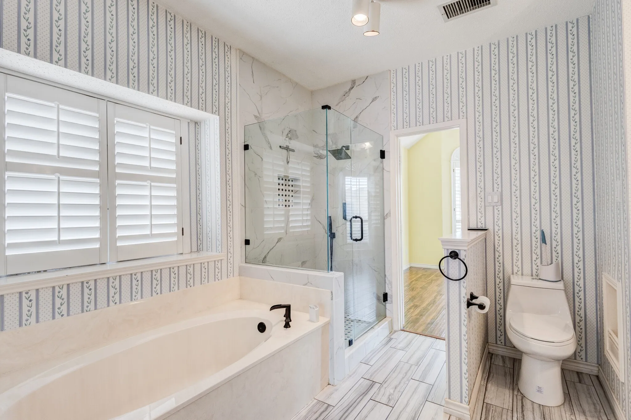 Single Family Residence For Rent in Dallas County , 1726 Northampton Drive, Rowlett, Texas 75089, 3 Bedroom, 3 Bathroom, 2 Garage spaces, 2,100 Sqft, built in 1993, mls#21351404, Real Estate Agent in Rowlett, Homes For Rent in Dallas county, Homes For Rent in Rowlett, Realtor in Rowlett Texas, Real Estate Brokerage Independent Realty Texas, Luminita Cordes Realtor