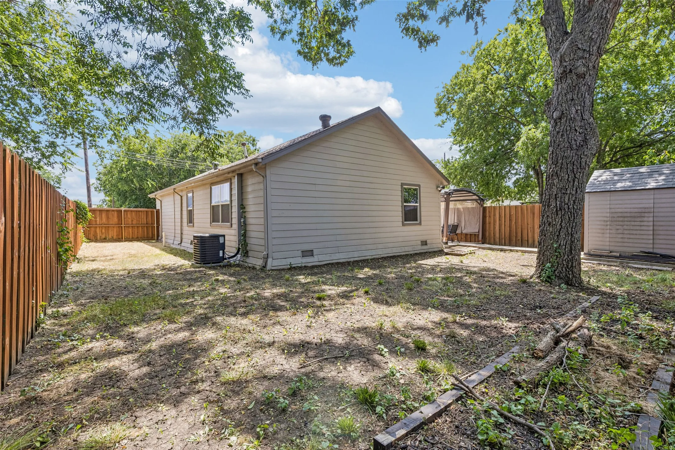 Single Family Residence For Sale in Collin County , 605 E Graham Street, Mc Kinney, Texas 75069, 3 Bedroom, 2 Bathroom, Garage spaces, 1,200 Sqft, built in 1948, mls#21352146, Real Estate Agent in Mc Kinney, Homes For Sale in Collin county, Homes For Sale in Mc Kinney, Realtor in Mc Kinney Texas, Real Estate Brokerage Independent Realty Texas, Luminita Cordes Realtor