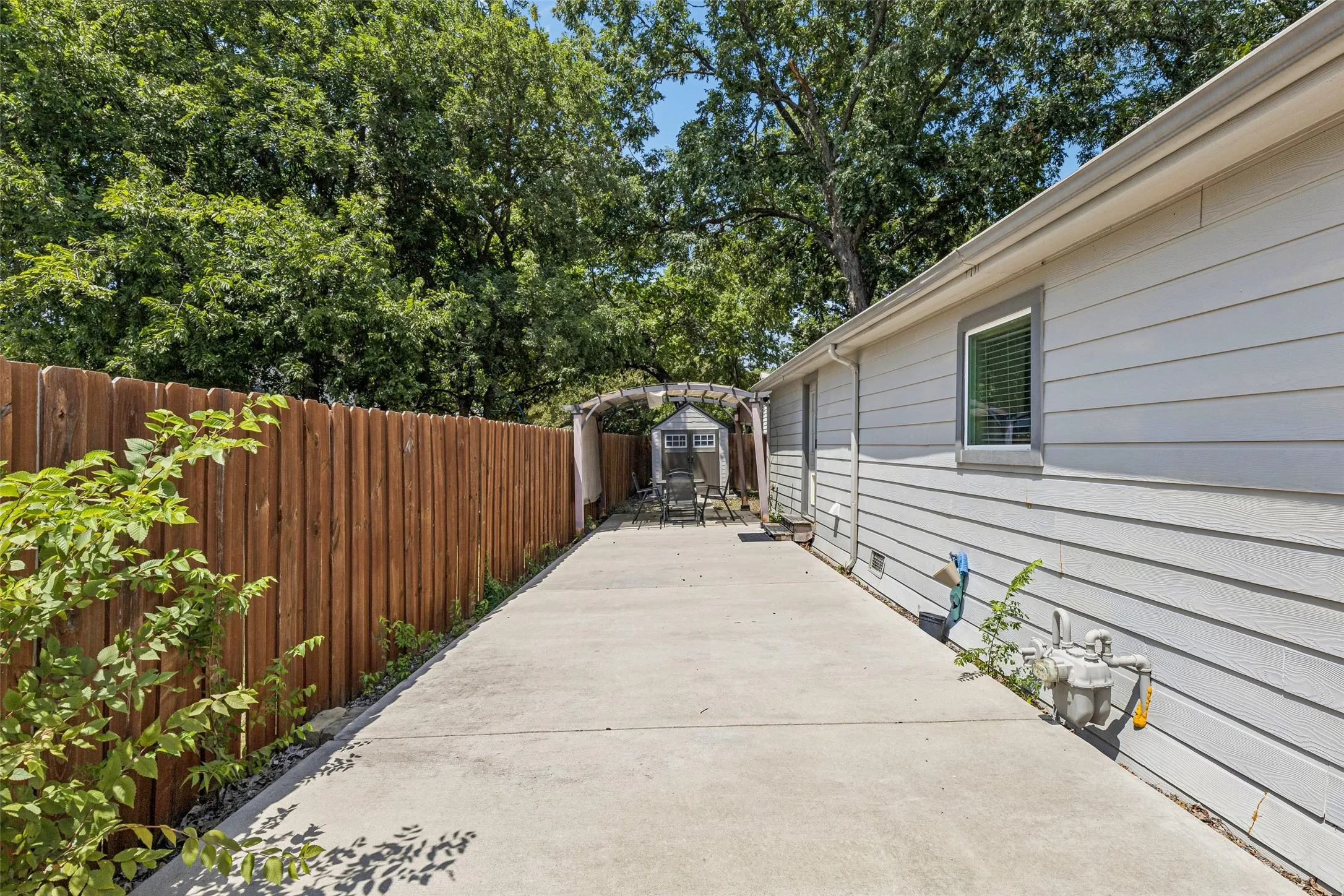 Single Family Residence For Sale in Collin County , 605 E Graham Street, Mc Kinney, Texas 75069, 3 Bedroom, 2 Bathroom, Garage spaces, 1,200 Sqft, built in 1948, mls#21352146, Real Estate Agent in Mc Kinney, Homes For Sale in Collin county, Homes For Sale in Mc Kinney, Realtor in Mc Kinney Texas, Real Estate Brokerage Independent Realty Texas, Luminita Cordes Realtor