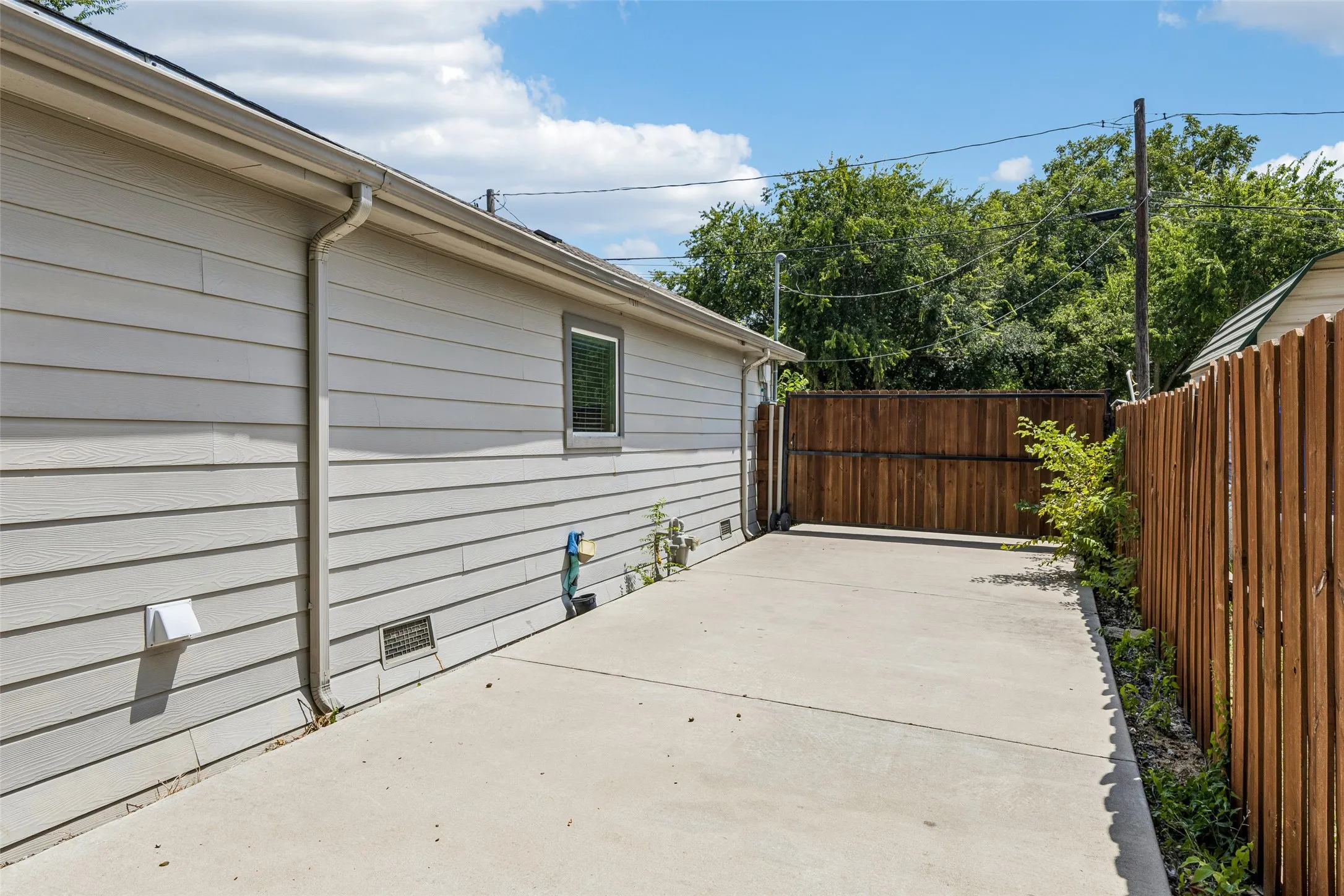 Single Family Residence For Sale in Collin County , 605 E Graham Street, Mc Kinney, Texas 75069, 3 Bedroom, 2 Bathroom, Garage spaces, 1,200 Sqft, built in 1948, mls#21352146, Real Estate Agent in Mc Kinney, Homes For Sale in Collin county, Homes For Sale in Mc Kinney, Realtor in Mc Kinney Texas, Real Estate Brokerage Independent Realty Texas, Luminita Cordes Realtor
