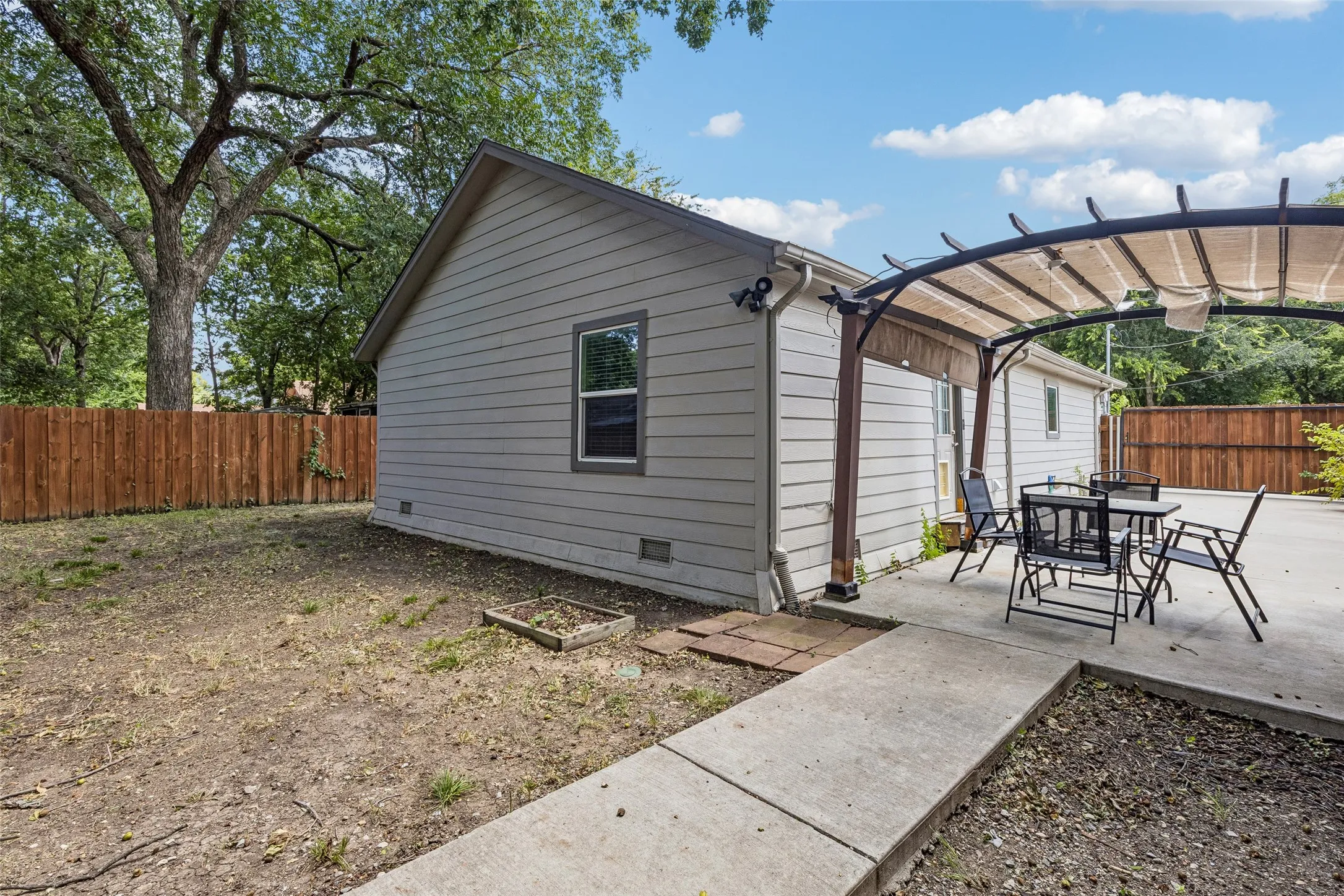 Single Family Residence For Sale in Collin County , 605 E Graham Street, Mc Kinney, Texas 75069, 3 Bedroom, 2 Bathroom, Garage spaces, 1,200 Sqft, built in 1948, mls#21352146, Real Estate Agent in Mc Kinney, Homes For Sale in Collin county, Homes For Sale in Mc Kinney, Realtor in Mc Kinney Texas, Real Estate Brokerage Independent Realty Texas, Luminita Cordes Realtor