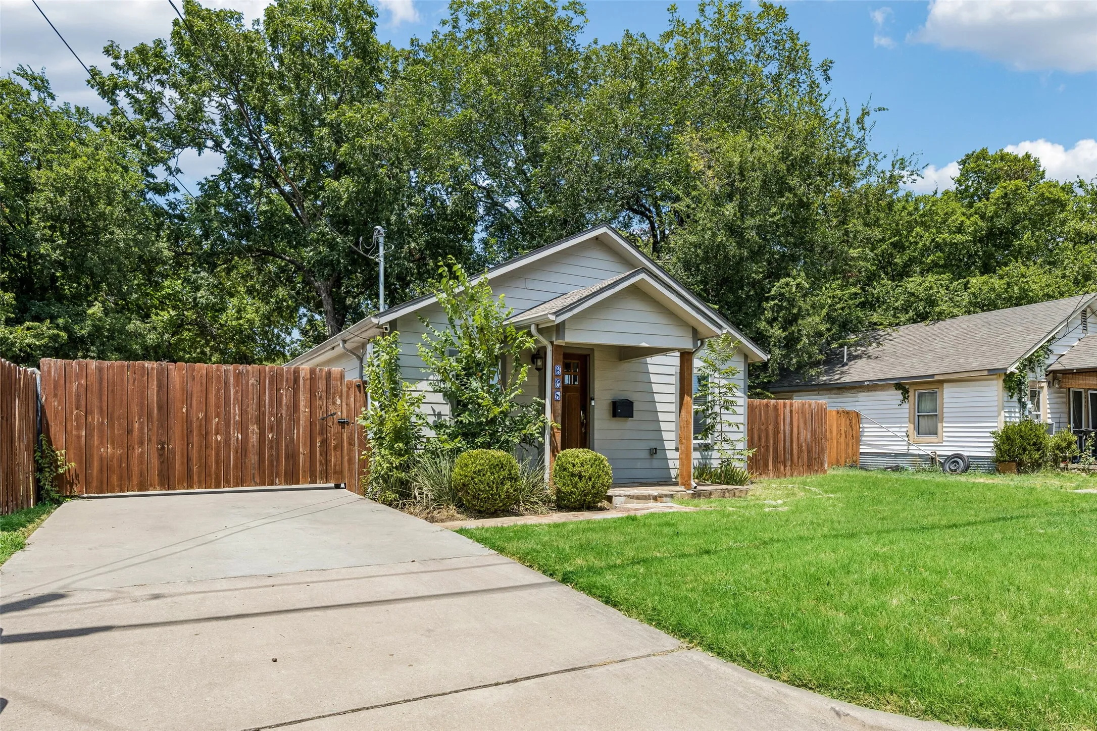 Single Family Residence For Sale in Collin County , 605 E Graham Street, Mc Kinney, Texas 75069, 3 Bedroom, 2 Bathroom, Garage spaces, 1,200 Sqft, built in 1948, mls#21352146, Real Estate Agent in Mc Kinney, Homes For Sale in Collin county, Homes For Sale in Mc Kinney, Realtor in Mc Kinney Texas, Real Estate Brokerage Independent Realty Texas, Luminita Cordes Realtor
