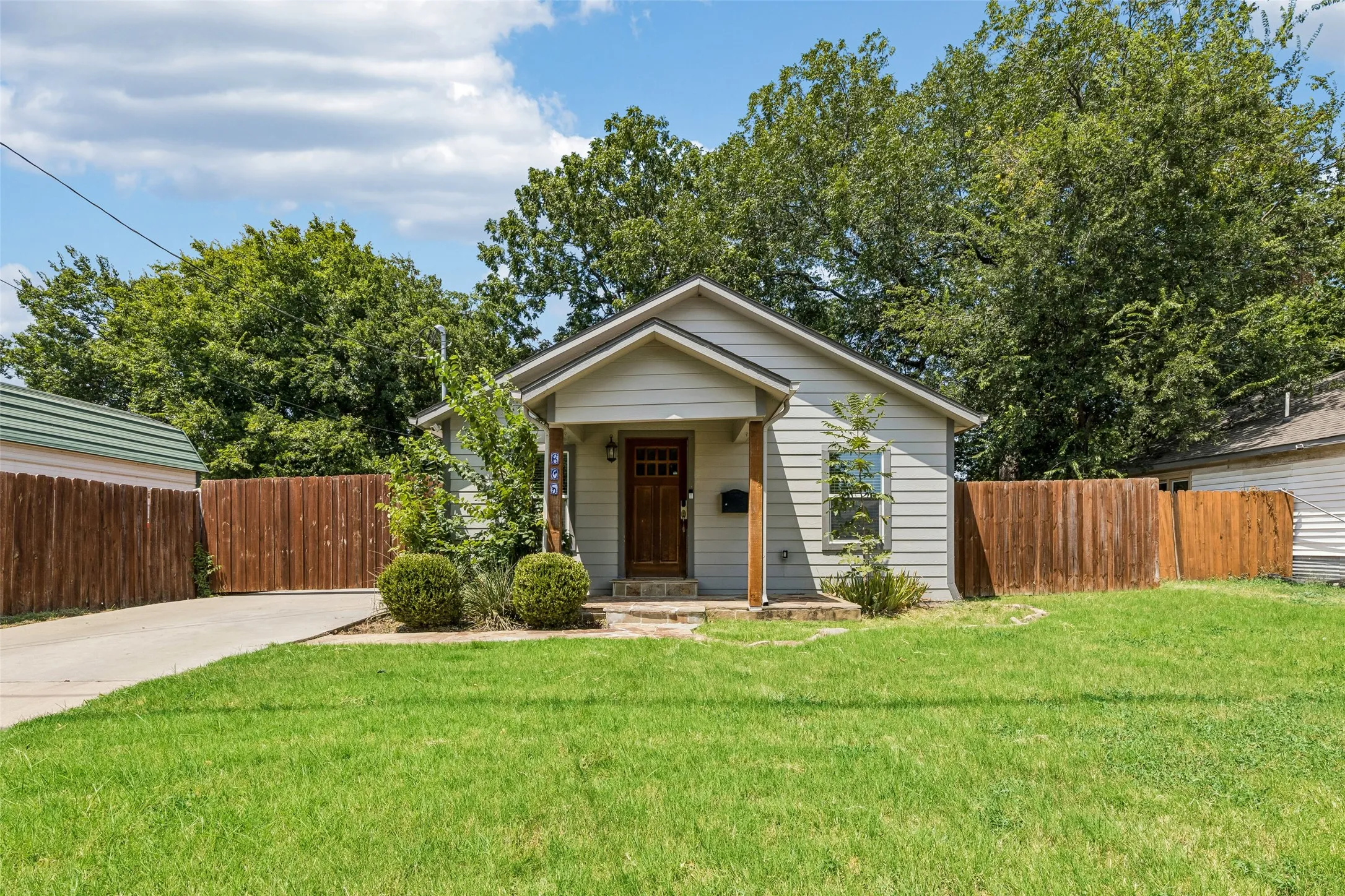 Single Family Residence For Sale in Collin County , 605 E Graham Street, Mc Kinney, Texas 75069, 3 Bedroom, 2 Bathroom, Garage spaces, 1,200 Sqft, built in 1948, mls#21352146, Real Estate Agent in Mc Kinney, Homes For Sale in Collin county, Homes For Sale in Mc Kinney, Realtor in Mc Kinney Texas, Real Estate Brokerage Independent Realty Texas, Luminita Cordes Realtor