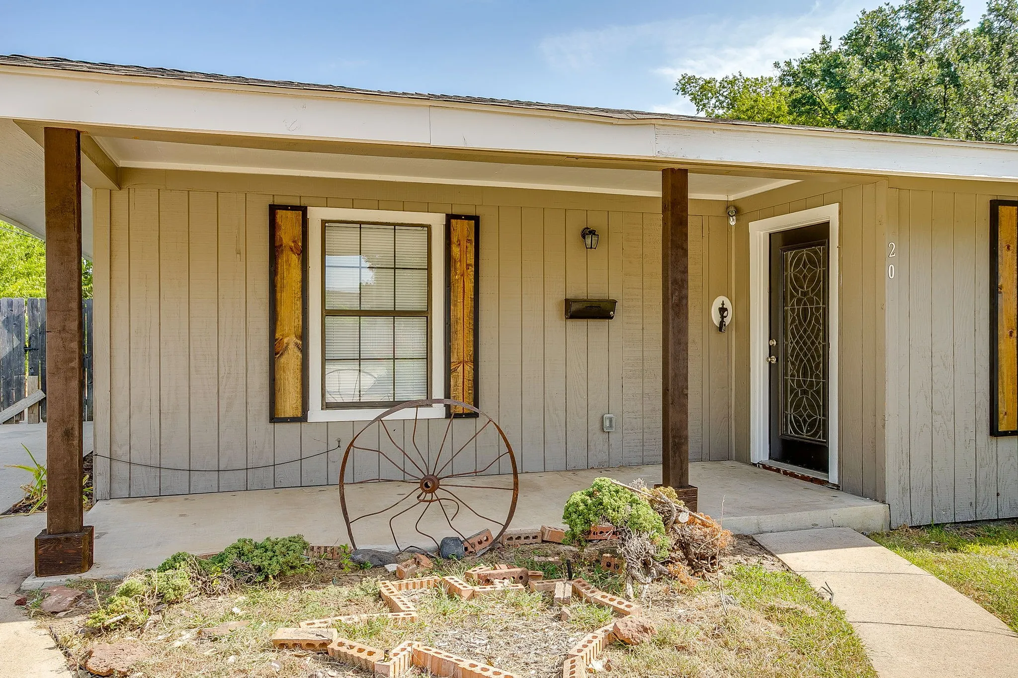 Single Family Residence For Sale in Tarrant County , 204 W Northern Avenue, Saginaw, Texas 76179, 4 Bedroom, 2 Bathroom, Garage spaces, 1,644 Sqft, built in 1959, mls#21353974, Real Estate Agent in Saginaw, Homes For Sale in Tarrant county, Homes For Sale in Saginaw, Realtor in Saginaw Texas, Real Estate Brokerage Independent Realty Texas, Luminita Cordes Realtor