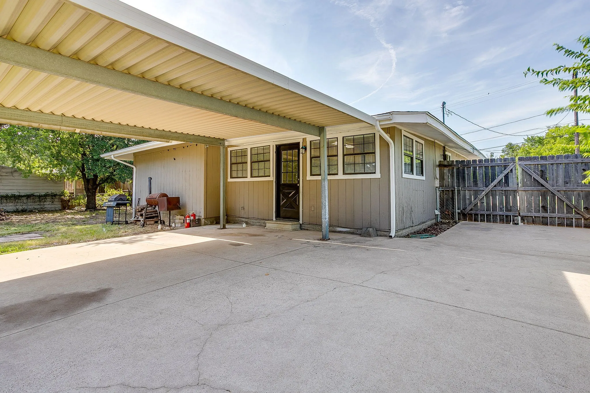 Single Family Residence For Sale in Tarrant County , 204 W Northern Avenue, Saginaw, Texas 76179, 4 Bedroom, 2 Bathroom, Garage spaces, 1,644 Sqft, built in 1959, mls#21353974, Real Estate Agent in Saginaw, Homes For Sale in Tarrant county, Homes For Sale in Saginaw, Realtor in Saginaw Texas, Real Estate Brokerage Independent Realty Texas, Luminita Cordes Realtor