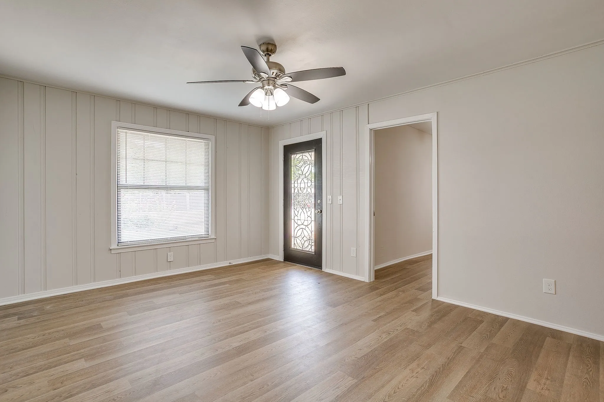 Single Family Residence For Sale in Tarrant County , 204 W Northern Avenue, Saginaw, Texas 76179, 4 Bedroom, 2 Bathroom, Garage spaces, 1,644 Sqft, built in 1959, mls#21353974, Real Estate Agent in Saginaw, Homes For Sale in Tarrant county, Homes For Sale in Saginaw, Realtor in Saginaw Texas, Real Estate Brokerage Independent Realty Texas, Luminita Cordes Realtor