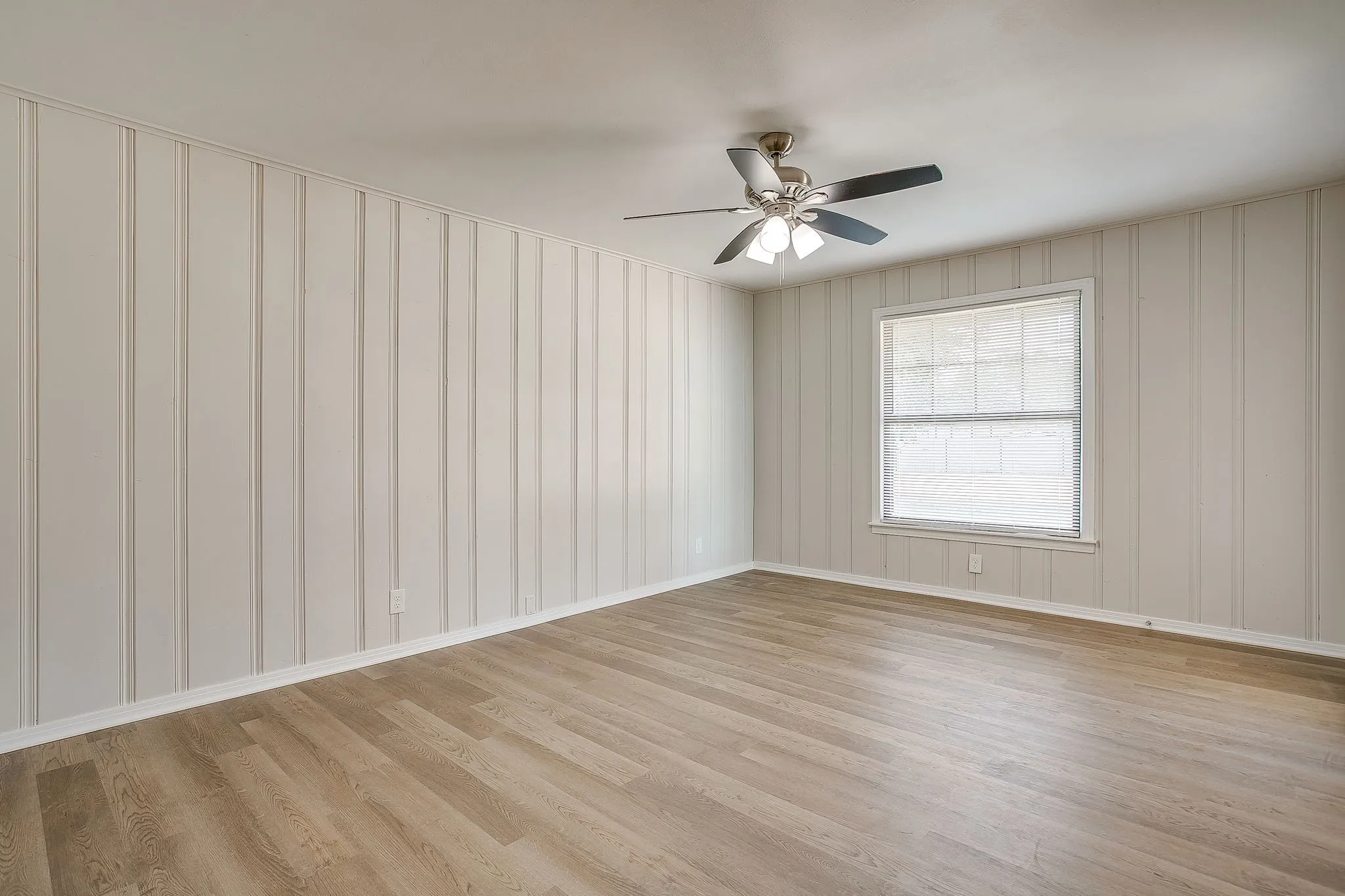 Single Family Residence For Sale in Tarrant County , 204 W Northern Avenue, Saginaw, Texas 76179, 4 Bedroom, 2 Bathroom, Garage spaces, 1,644 Sqft, built in 1959, mls#21353974, Real Estate Agent in Saginaw, Homes For Sale in Tarrant county, Homes For Sale in Saginaw, Realtor in Saginaw Texas, Real Estate Brokerage Independent Realty Texas, Luminita Cordes Realtor