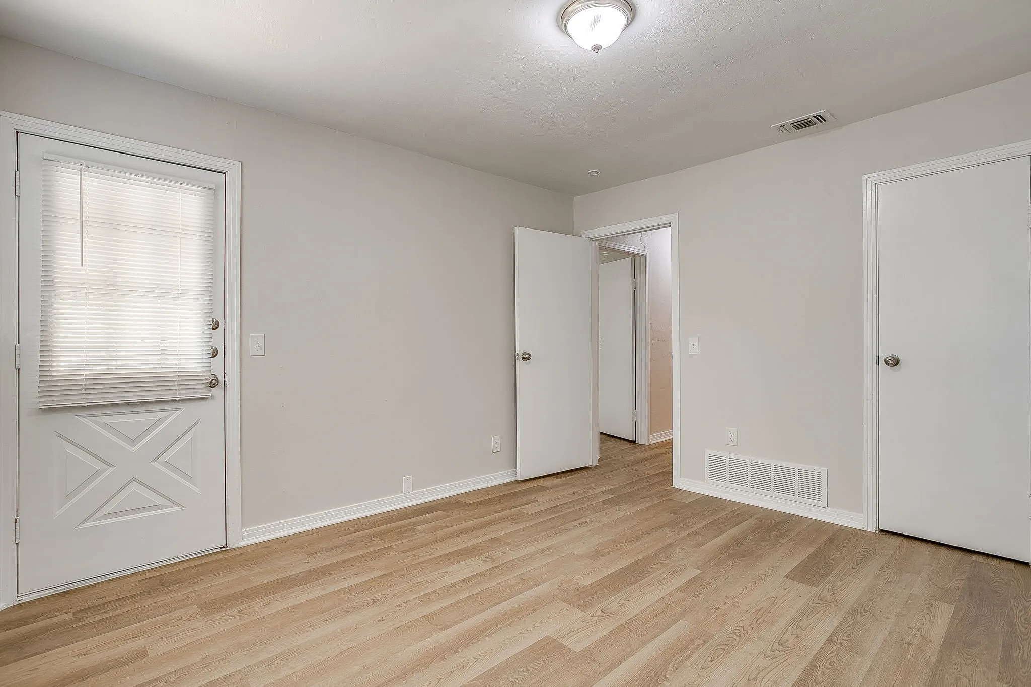 Single Family Residence For Sale in Tarrant County , 204 W Northern Avenue, Saginaw, Texas 76179, 4 Bedroom, 2 Bathroom, Garage spaces, 1,644 Sqft, built in 1959, mls#21353974, Real Estate Agent in Saginaw, Homes For Sale in Tarrant county, Homes For Sale in Saginaw, Realtor in Saginaw Texas, Real Estate Brokerage Independent Realty Texas, Luminita Cordes Realtor