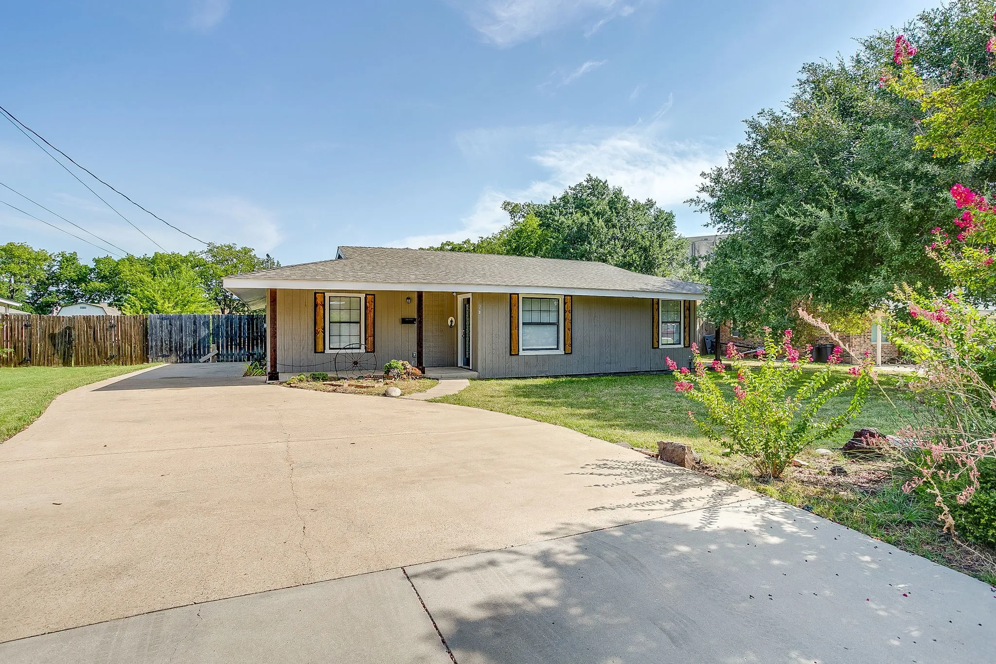 Single Family Residence For Sale in Tarrant County , 204 W Northern Avenue, Saginaw, Texas 76179, 4 Bedroom, 2 Bathroom, Garage spaces, 1,644 Sqft, built in 1959, mls#21353974, Real Estate Agent in Saginaw, Homes For Sale in Tarrant county, Homes For Sale in Saginaw, Realtor in Saginaw Texas, Real Estate Brokerage Independent Realty Texas, Luminita Cordes Realtor