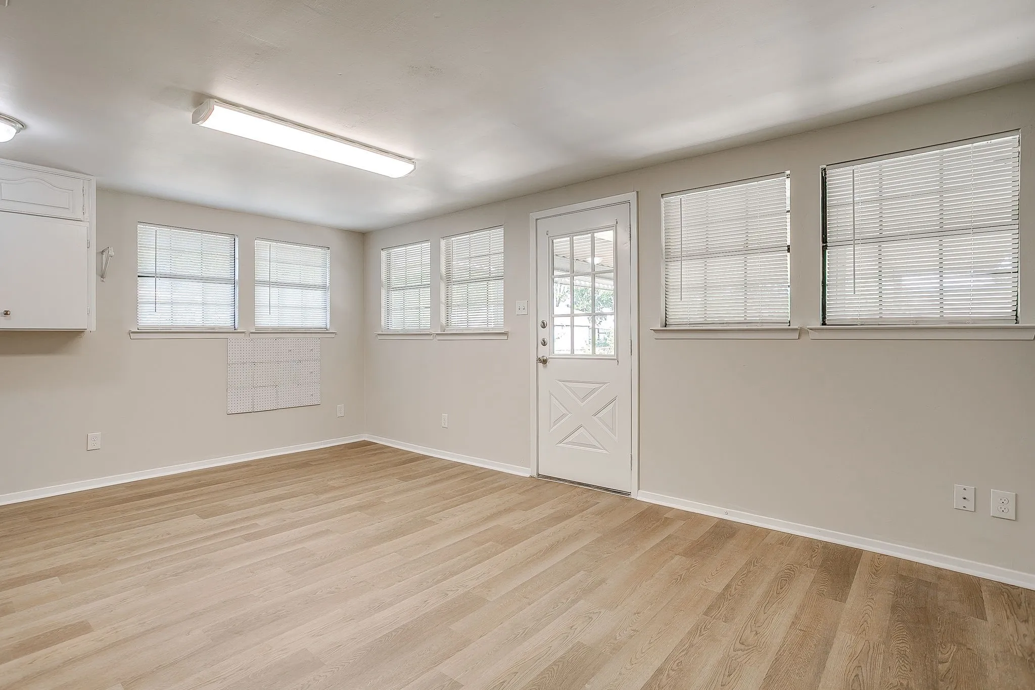 Single Family Residence For Sale in Tarrant County , 204 W Northern Avenue, Saginaw, Texas 76179, 4 Bedroom, 2 Bathroom, Garage spaces, 1,644 Sqft, built in 1959, mls#21353974, Real Estate Agent in Saginaw, Homes For Sale in Tarrant county, Homes For Sale in Saginaw, Realtor in Saginaw Texas, Real Estate Brokerage Independent Realty Texas, Luminita Cordes Realtor