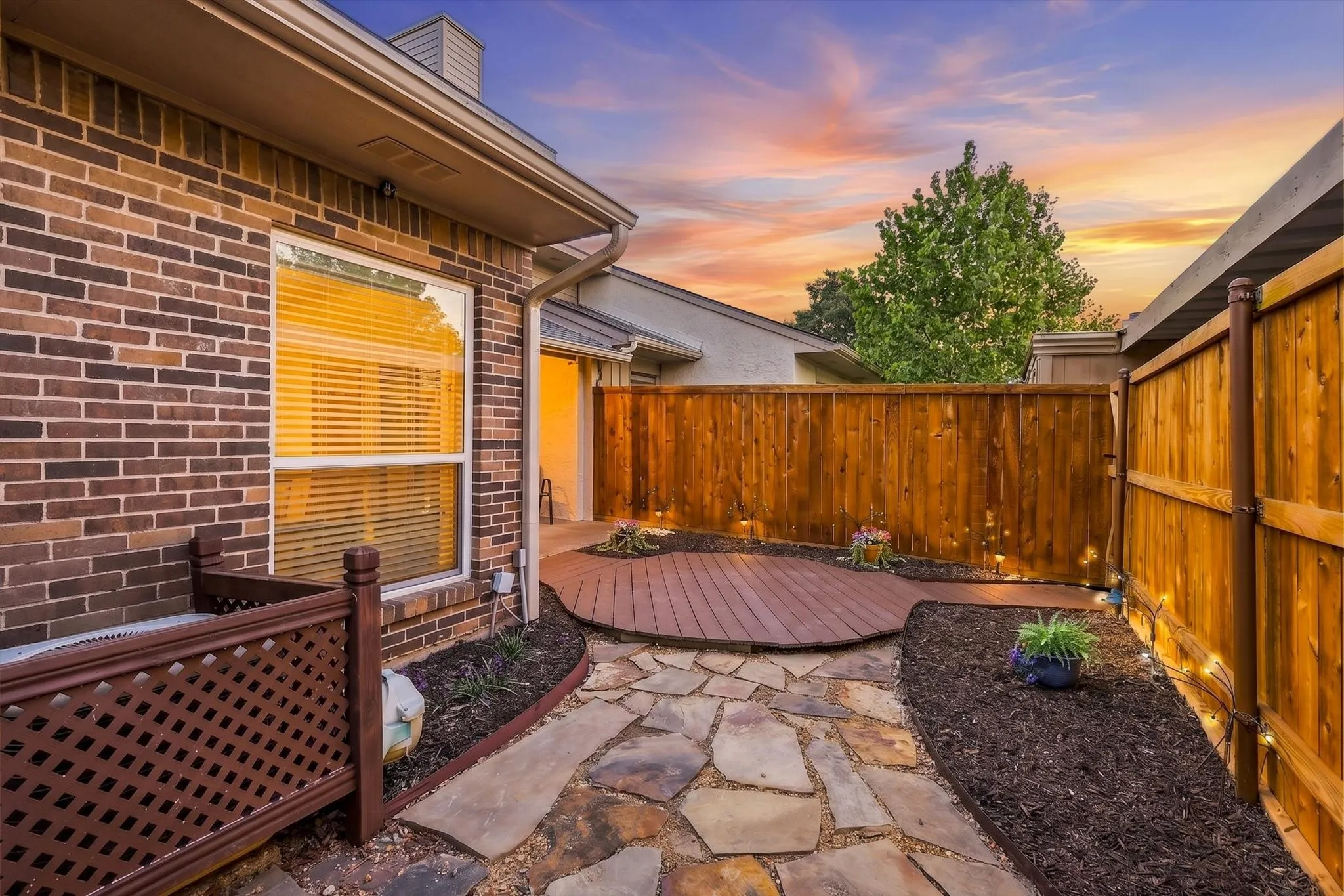 Single Family Residence For Sale in Dallas County , 12919 Woodbend Lane, Dallas, Texas 75243, 3 Bedroom, 3 Bathroom, Garage spaces, 1,620 Sqft, built in 1983, mls#21344638, Real Estate Agent in Dallas, Homes For Sale in Dallas county, Homes For Sale in Dallas, Realtor in Dallas Texas, Real Estate Brokerage Independent Realty Texas, Luminita Cordes Realtor