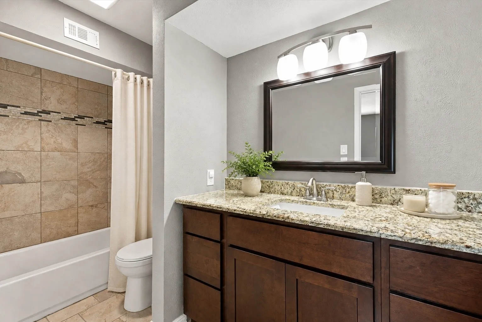 Single Family Residence For Sale in Dallas County , 12919 Woodbend Lane, Dallas, Texas 75243, 3 Bedroom, 3 Bathroom, Garage spaces, 1,620 Sqft, built in 1983, mls#21344638, Real Estate Agent in Dallas, Homes For Sale in Dallas county, Homes For Sale in Dallas, Realtor in Dallas Texas, Real Estate Brokerage Independent Realty Texas, Luminita Cordes Realtor