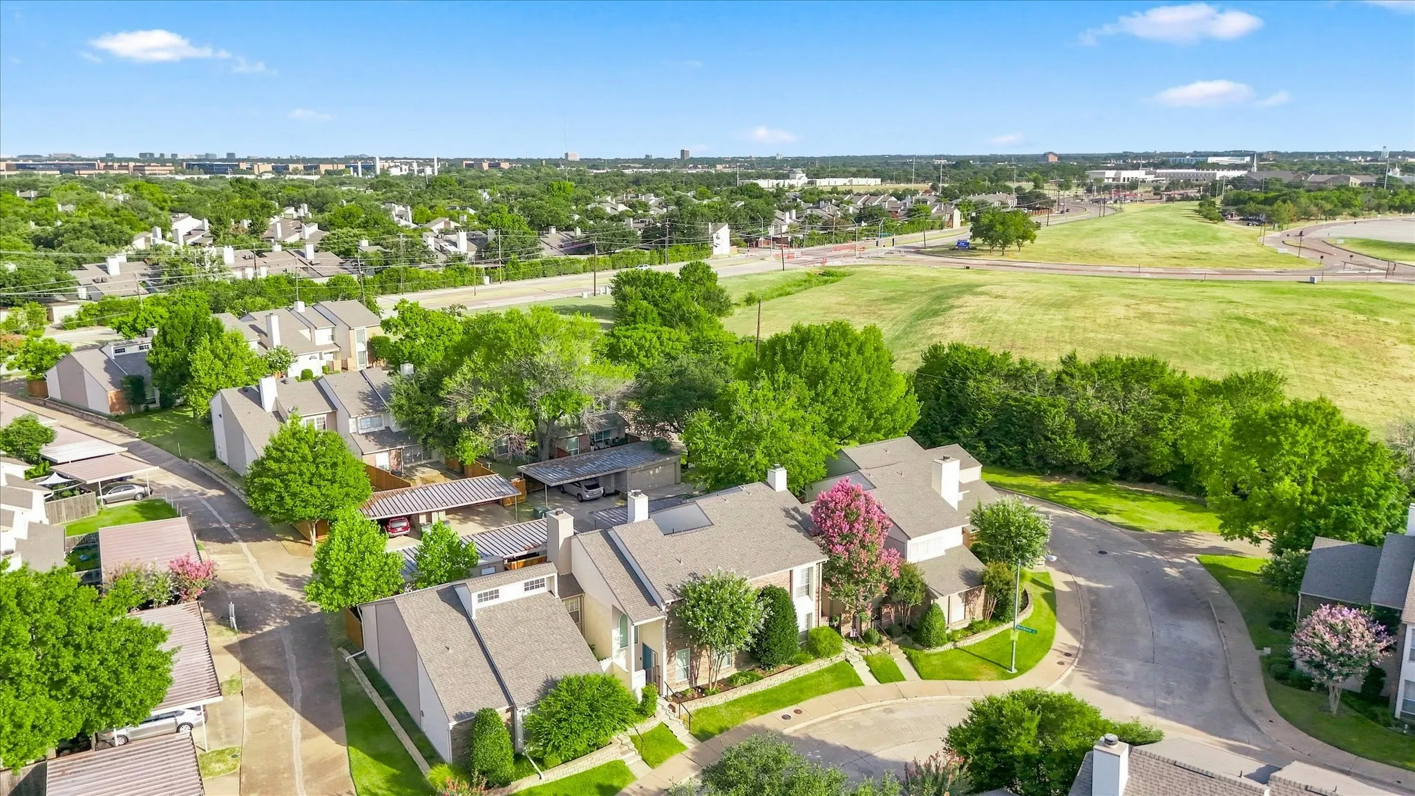 Single Family Residence For Sale in Dallas County , 12919 Woodbend Lane, Dallas, Texas 75243, 3 Bedroom, 3 Bathroom, Garage spaces, 1,620 Sqft, built in 1983, mls#21344638, Real Estate Agent in Dallas, Homes For Sale in Dallas county, Homes For Sale in Dallas, Realtor in Dallas Texas, Real Estate Brokerage Independent Realty Texas, Luminita Cordes Realtor