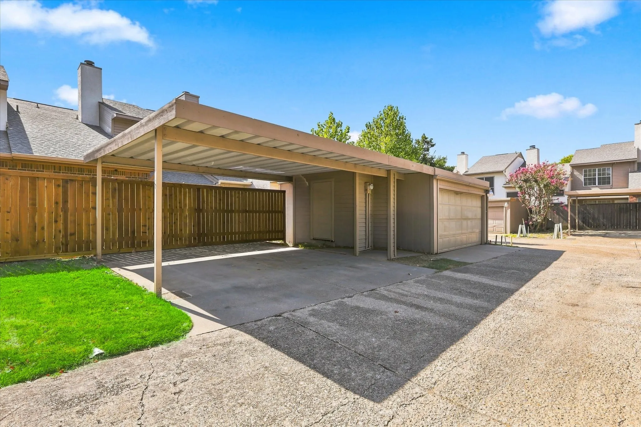 Single Family Residence For Sale in Dallas County , 12919 Woodbend Lane, Dallas, Texas 75243, 3 Bedroom, 3 Bathroom, Garage spaces, 1,620 Sqft, built in 1983, mls#21344638, Real Estate Agent in Dallas, Homes For Sale in Dallas county, Homes For Sale in Dallas, Realtor in Dallas Texas, Real Estate Brokerage Independent Realty Texas, Luminita Cordes Realtor