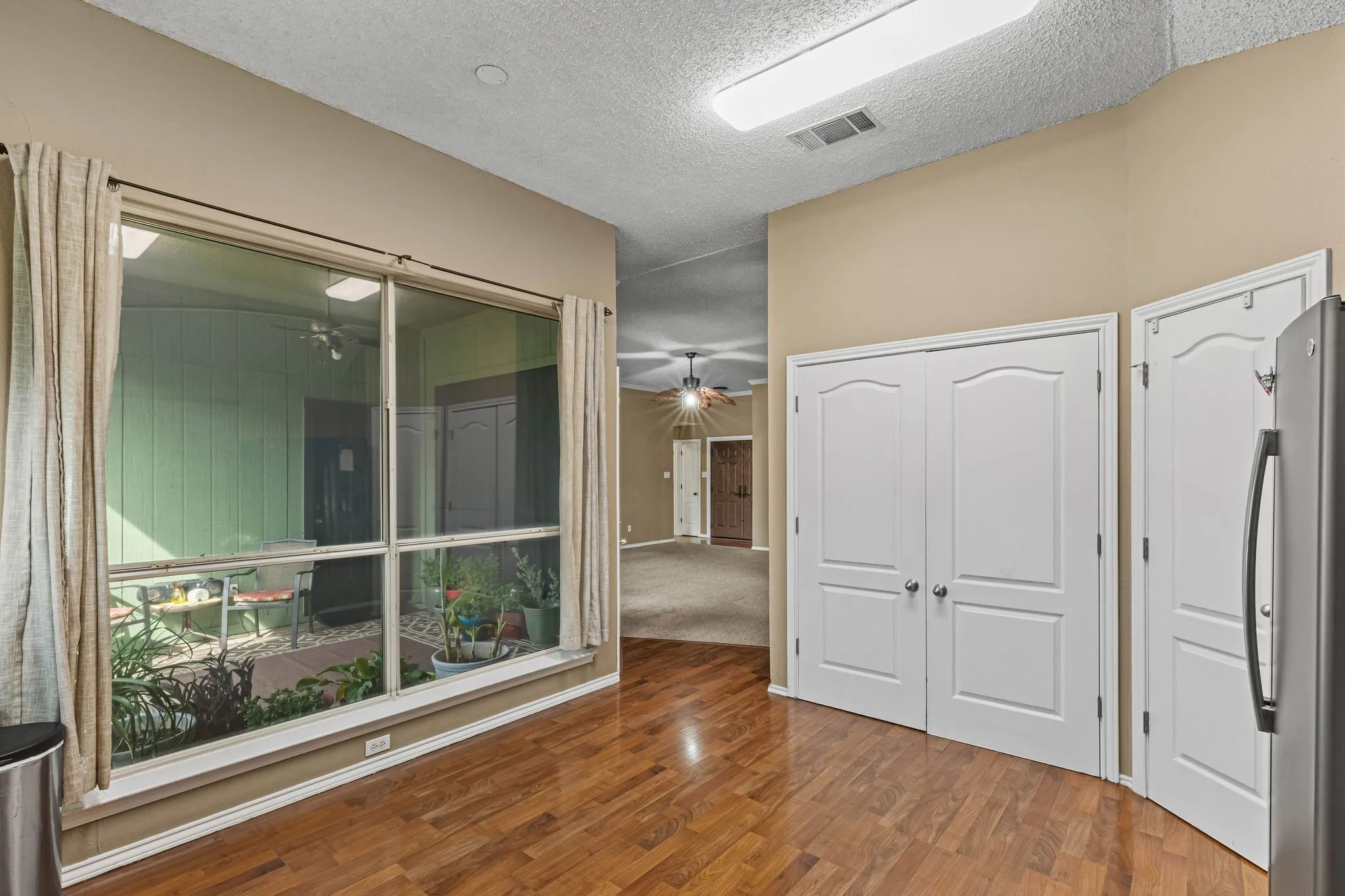 Single Family Residence For Sale in Denton County , 2037 Vista Drive, Lewisville, Texas 75067, 3 Bedroom, 2 Bathroom, 2 Garage spaces, 1,539 Sqft, built in 1990, mls#21353689, Real Estate Agent in Lewisville, Homes For Sale in Denton county, Homes For Sale in Lewisville, Realtor in Lewisville Texas, Real Estate Brokerage Independent Realty Texas, Luminita Cordes Realtor