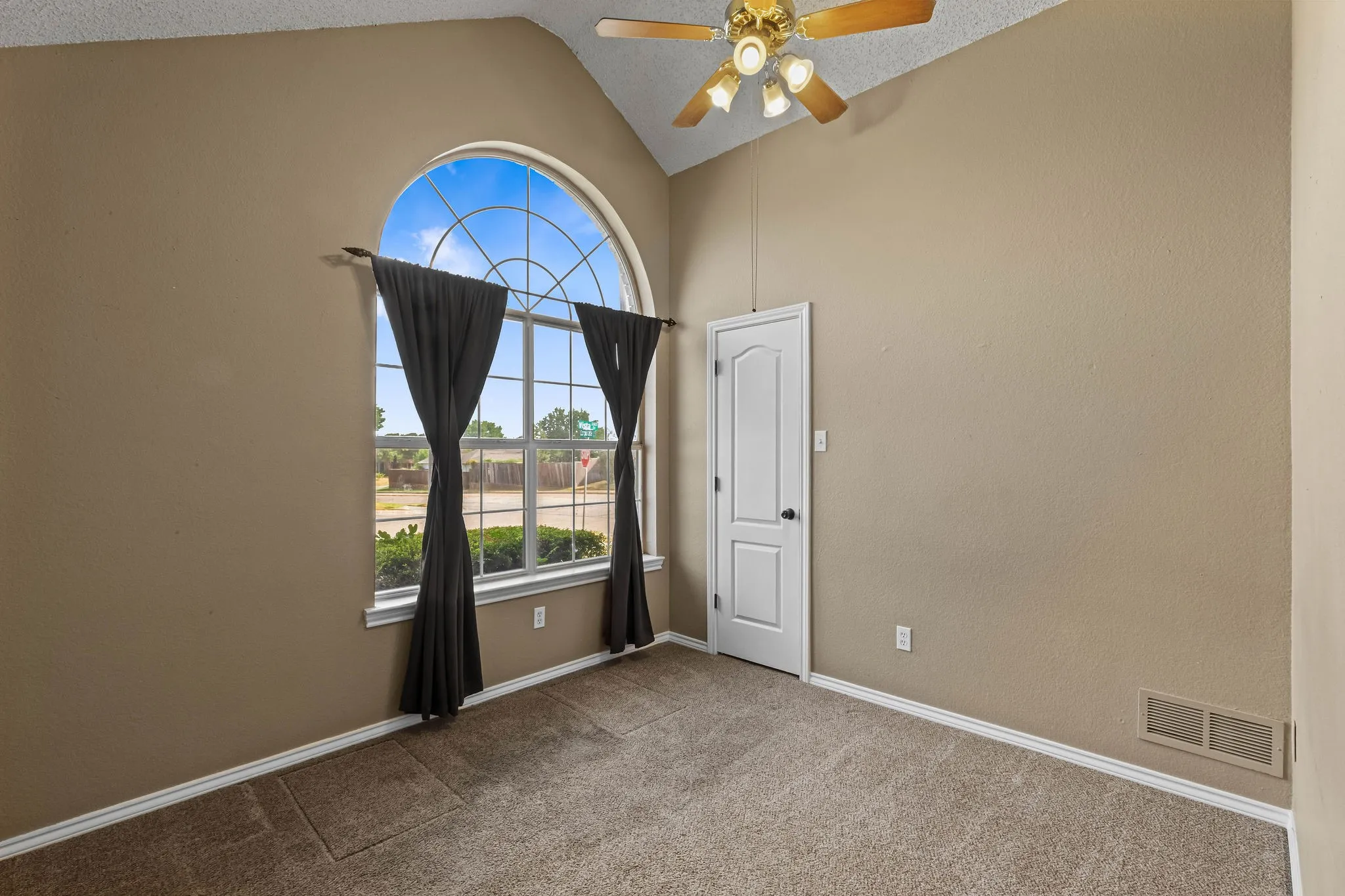 Single Family Residence For Sale in Denton County , 2037 Vista Drive, Lewisville, Texas 75067, 3 Bedroom, 2 Bathroom, 2 Garage spaces, 1,539 Sqft, built in 1990, mls#21353689, Real Estate Agent in Lewisville, Homes For Sale in Denton county, Homes For Sale in Lewisville, Realtor in Lewisville Texas, Real Estate Brokerage Independent Realty Texas, Luminita Cordes Realtor