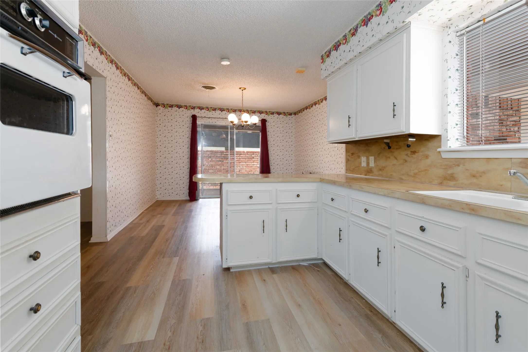 Single Family Residence For Sale in Taylor County , 3125 Winterhawk Drive, Abilene, Texas 79606, 3 Bedroom, 2 Bathroom, 2 Garage spaces, 1,758 Sqft, built in 1978, mls#21353717, Real Estate Agent in Abilene, Homes For Sale in Taylor county, Homes For Sale in Abilene, Realtor in Abilene Texas, Real Estate Brokerage Independent Realty Texas, Luminita Cordes Realtor