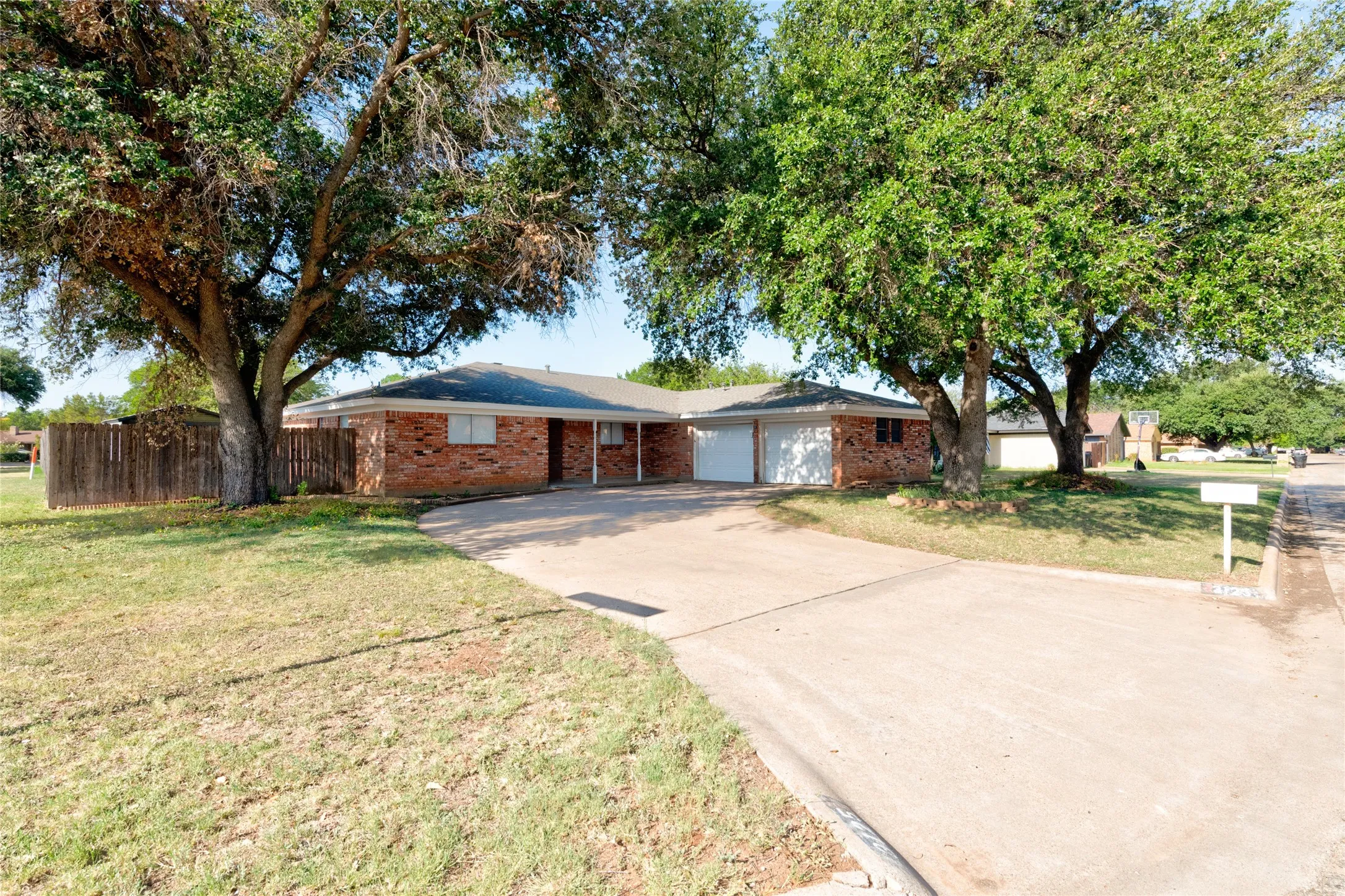 Single Family Residence For Sale in Taylor County , 3125 Winterhawk Drive, Abilene, Texas 79606, 3 Bedroom, 2 Bathroom, 2 Garage spaces, 1,758 Sqft, built in 1978, mls#21353717, Real Estate Agent in Abilene, Homes For Sale in Taylor county, Homes For Sale in Abilene, Realtor in Abilene Texas, Real Estate Brokerage Independent Realty Texas, Luminita Cordes Realtor