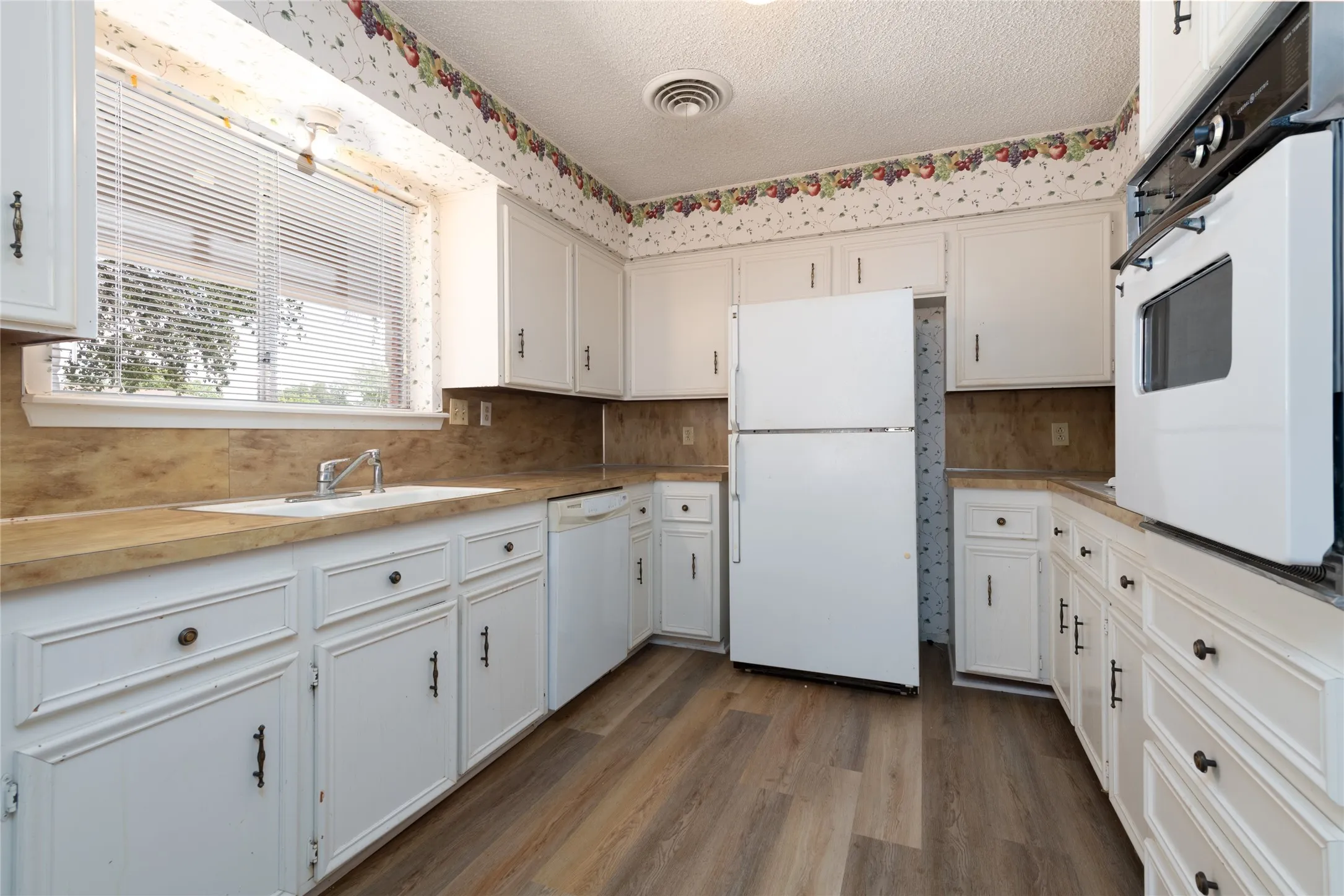 Single Family Residence For Sale in Taylor County , 3125 Winterhawk Drive, Abilene, Texas 79606, 3 Bedroom, 2 Bathroom, 2 Garage spaces, 1,758 Sqft, built in 1978, mls#21353717, Real Estate Agent in Abilene, Homes For Sale in Taylor county, Homes For Sale in Abilene, Realtor in Abilene Texas, Real Estate Brokerage Independent Realty Texas, Luminita Cordes Realtor