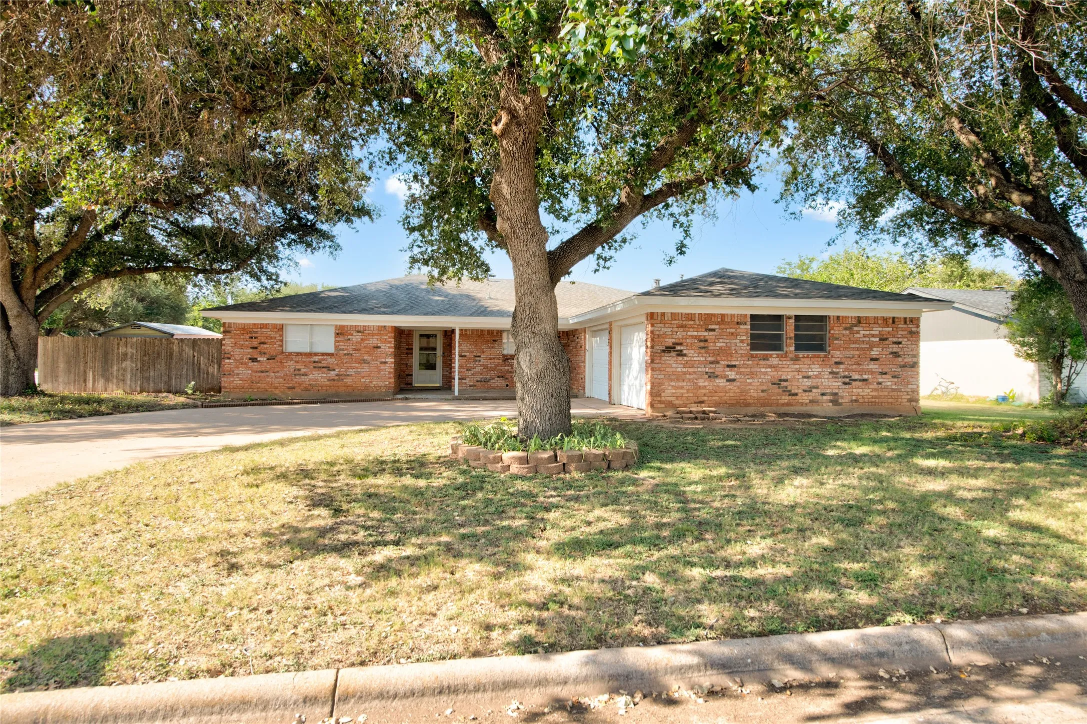 Single Family Residence For Sale in Taylor County , 3125 Winterhawk Drive, Abilene, Texas 79606, 3 Bedroom, 2 Bathroom, 2 Garage spaces, 1,758 Sqft, built in 1978, mls#21353717, Real Estate Agent in Abilene, Homes For Sale in Taylor county, Homes For Sale in Abilene, Realtor in Abilene Texas, Real Estate Brokerage Independent Realty Texas, Luminita Cordes Realtor