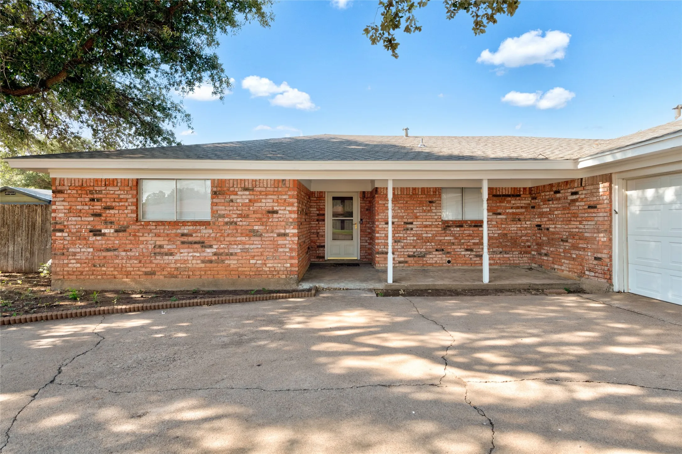 Single Family Residence For Sale in Taylor County , 3125 Winterhawk Drive, Abilene, Texas 79606, 3 Bedroom, 2 Bathroom, 2 Garage spaces, 1,758 Sqft, built in 1978, mls#21353717, Real Estate Agent in Abilene, Homes For Sale in Taylor county, Homes For Sale in Abilene, Realtor in Abilene Texas, Real Estate Brokerage Independent Realty Texas, Luminita Cordes Realtor