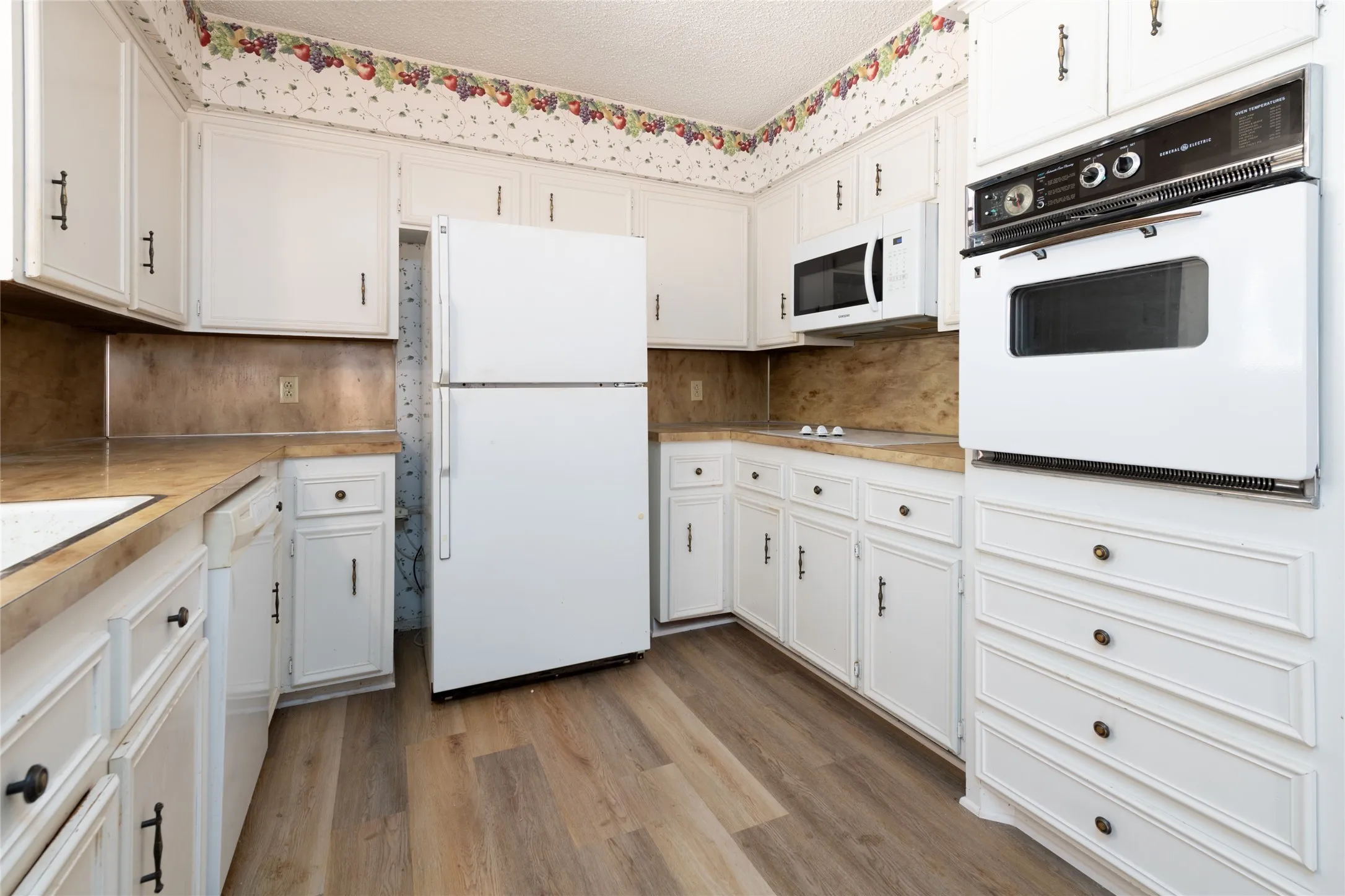 Single Family Residence For Sale in Taylor County , 3125 Winterhawk Drive, Abilene, Texas 79606, 3 Bedroom, 2 Bathroom, 2 Garage spaces, 1,758 Sqft, built in 1978, mls#21353717, Real Estate Agent in Abilene, Homes For Sale in Taylor county, Homes For Sale in Abilene, Realtor in Abilene Texas, Real Estate Brokerage Independent Realty Texas, Luminita Cordes Realtor