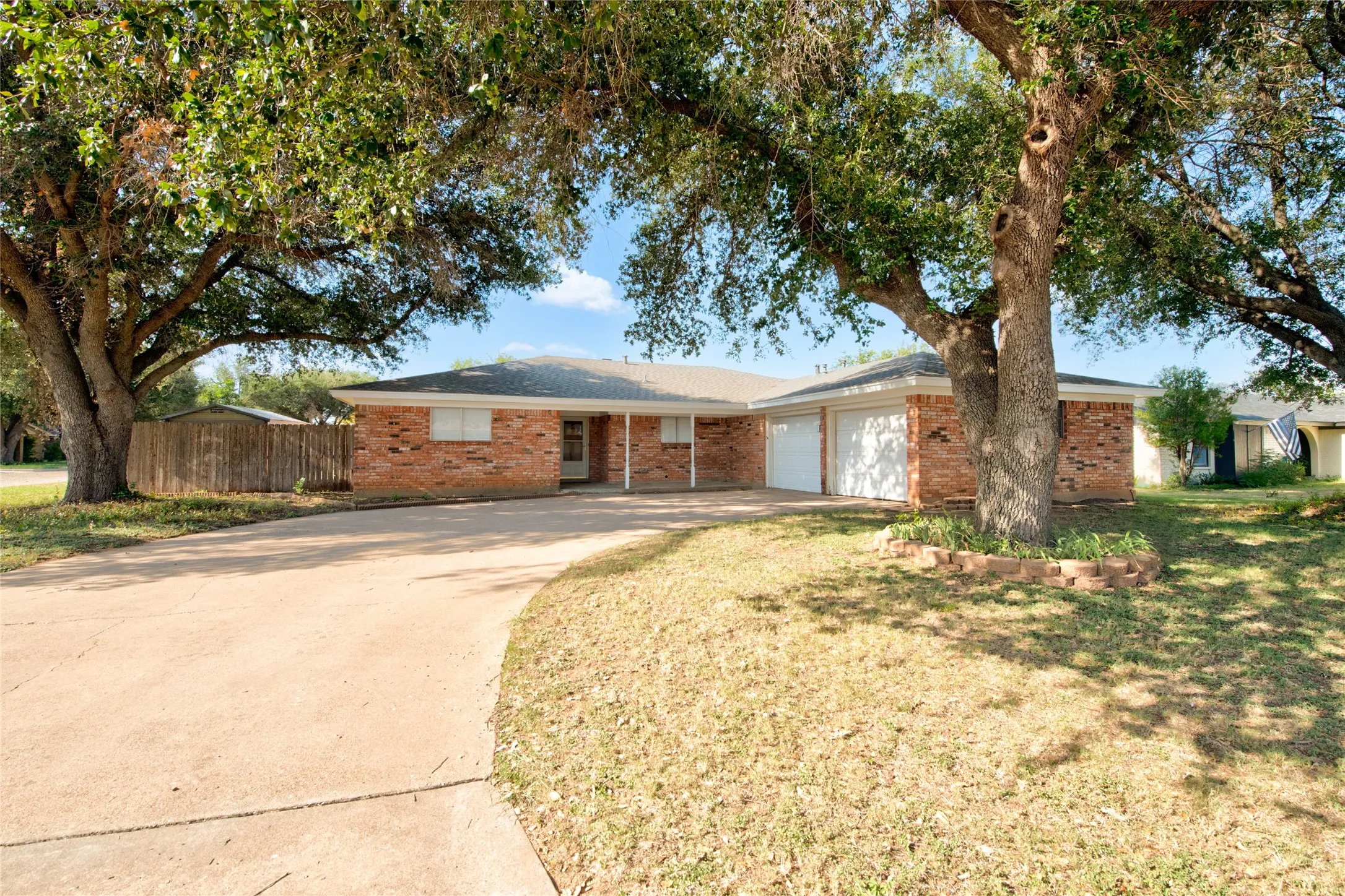Single Family Residence For Sale in Taylor County , 3125 Winterhawk Drive, Abilene, Texas 79606, 3 Bedroom, 2 Bathroom, 2 Garage spaces, 1,758 Sqft, built in 1978, mls#21353717, Real Estate Agent in Abilene, Homes For Sale in Taylor county, Homes For Sale in Abilene, Realtor in Abilene Texas, Real Estate Brokerage Independent Realty Texas, Luminita Cordes Realtor