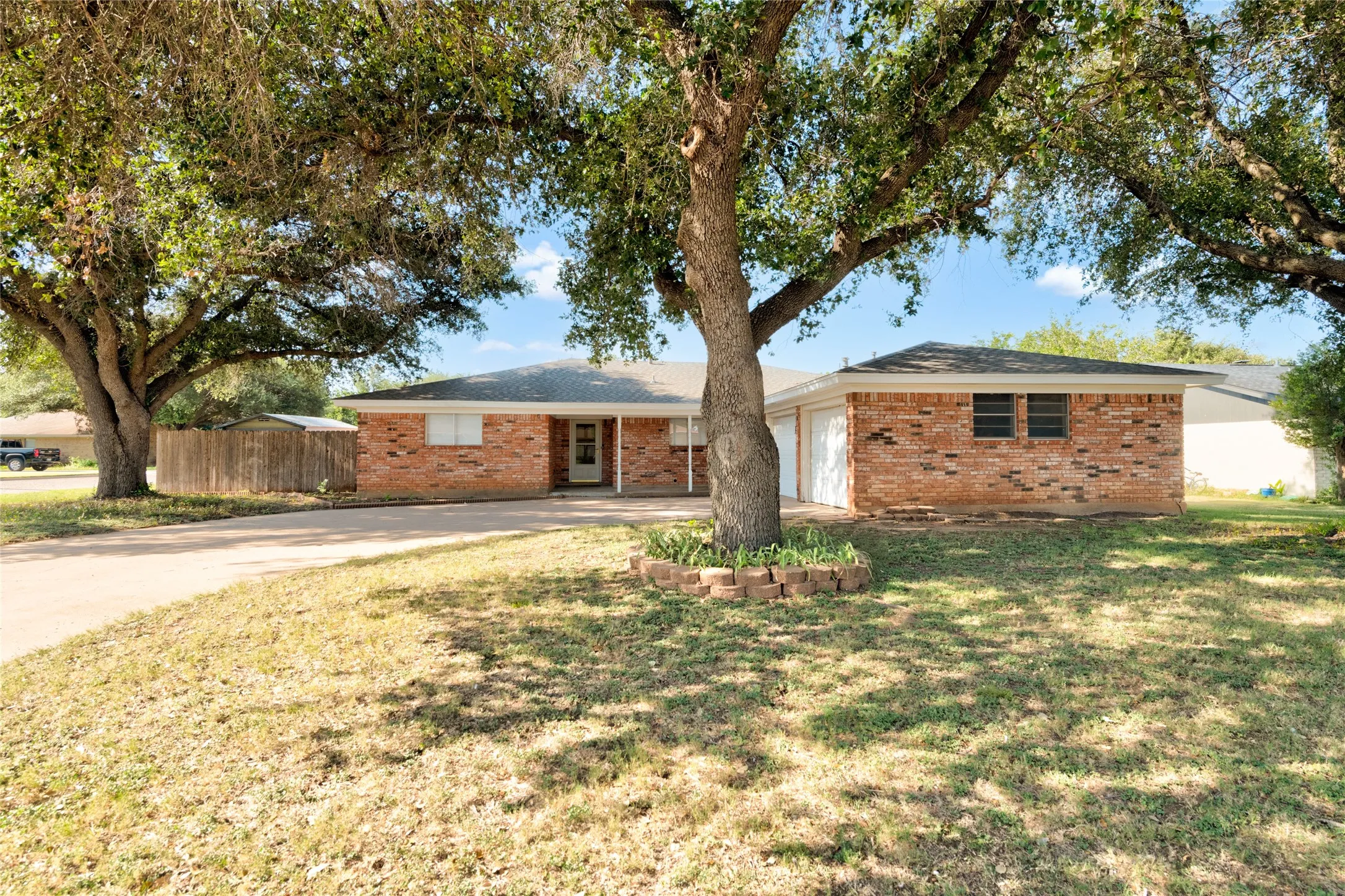 Single Family Residence For Sale in Taylor County , 3125 Winterhawk Drive, Abilene, Texas 79606, 3 Bedroom, 2 Bathroom, 2 Garage spaces, 1,758 Sqft, built in 1978, mls#21353717, Real Estate Agent in Abilene, Homes For Sale in Taylor county, Homes For Sale in Abilene, Realtor in Abilene Texas, Real Estate Brokerage Independent Realty Texas, Luminita Cordes Realtor