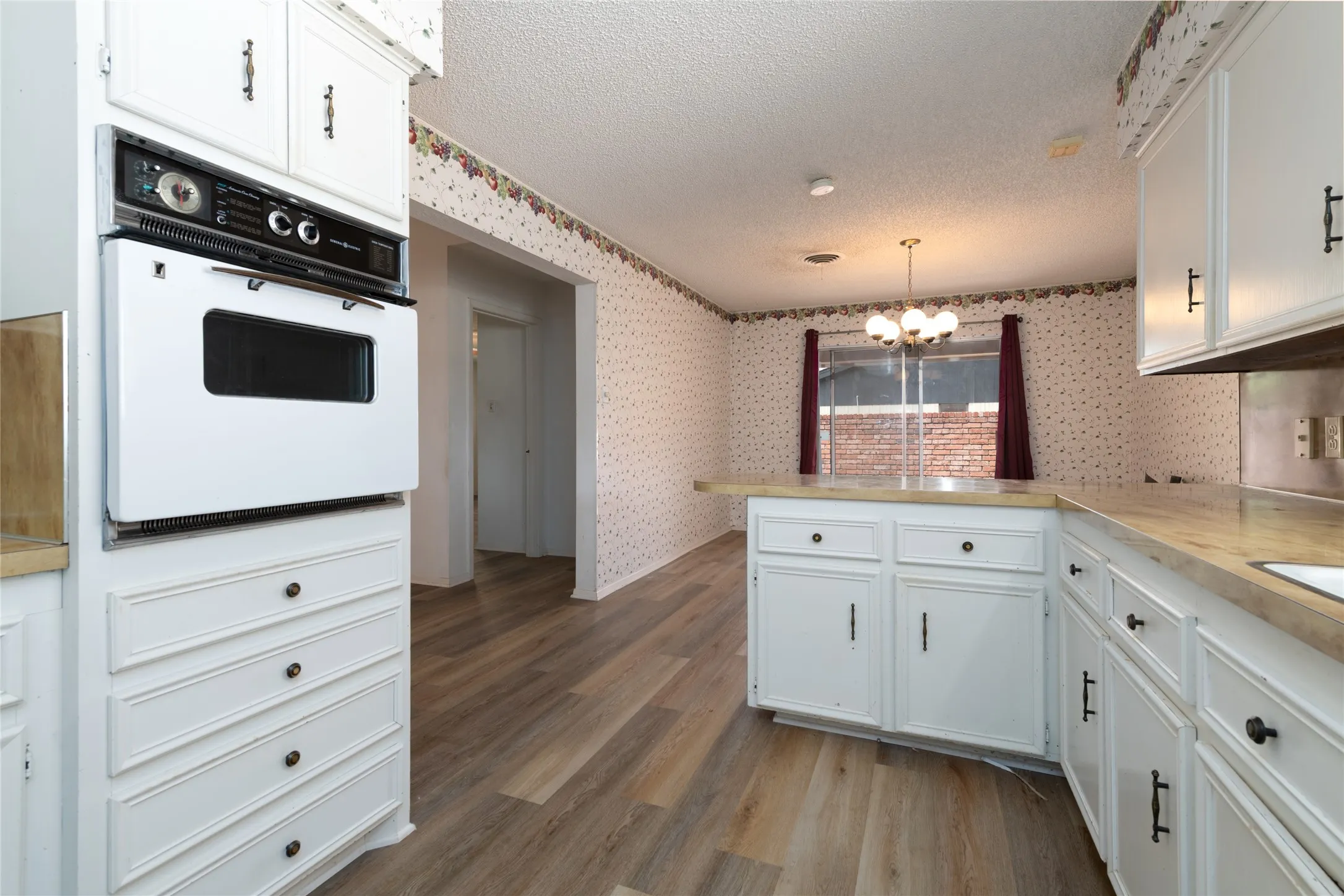 Single Family Residence For Sale in Taylor County , 3125 Winterhawk Drive, Abilene, Texas 79606, 3 Bedroom, 2 Bathroom, 2 Garage spaces, 1,758 Sqft, built in 1978, mls#21353717, Real Estate Agent in Abilene, Homes For Sale in Taylor county, Homes For Sale in Abilene, Realtor in Abilene Texas, Real Estate Brokerage Independent Realty Texas, Luminita Cordes Realtor