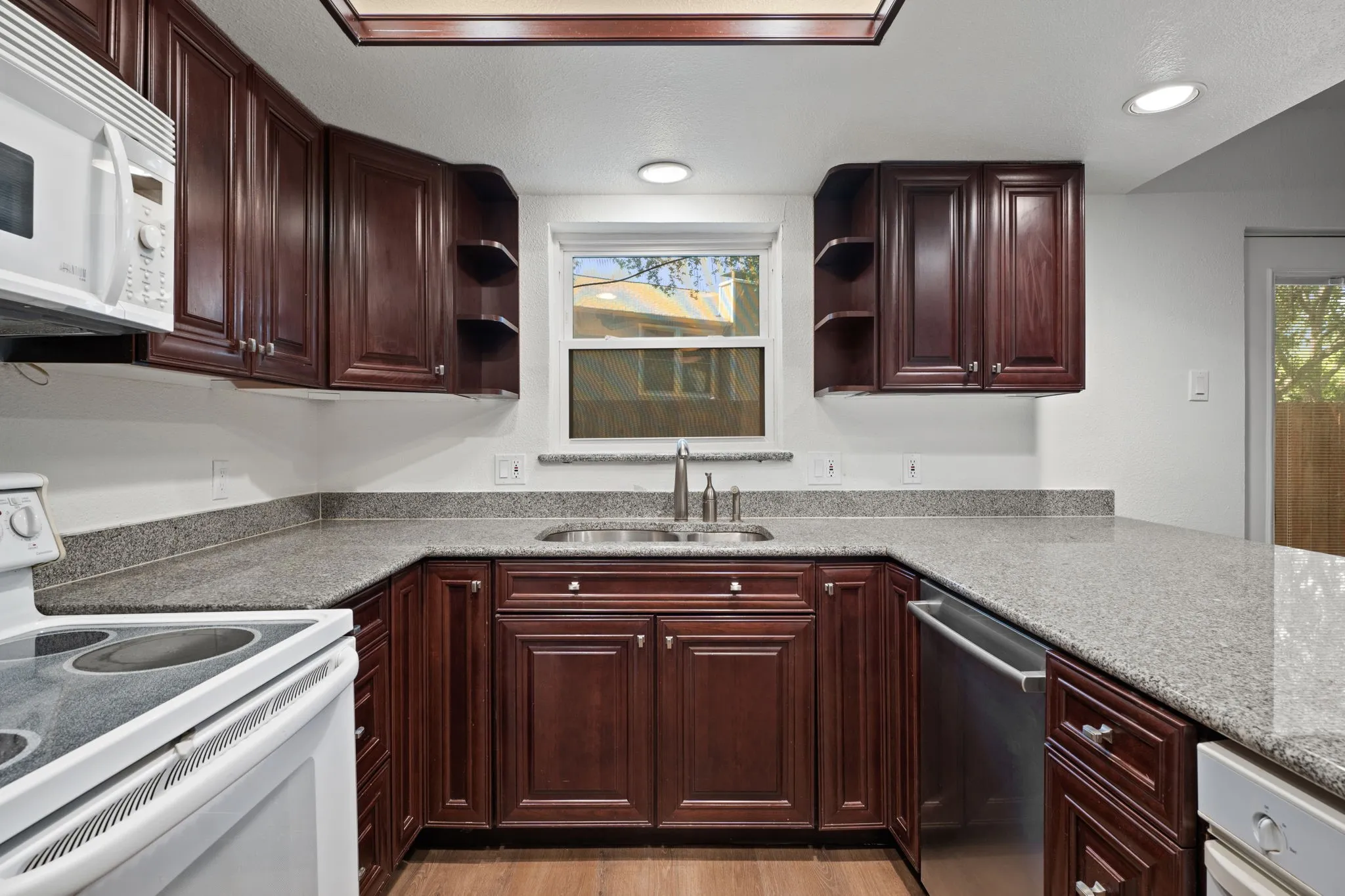Townhouse For Rent in Dallas County , 2706 Creek Wood Court, Carrollton, Texas 75006, 4 Bedroom, 2 Bathroom, 1 Garage spaces, 1,738 Sqft, built in 1974, mls#21354047, Real Estate Agent in Carrollton, Homes For Rent in Dallas county, Homes For Rent in Carrollton, Realtor in Carrollton Texas, Real Estate Brokerage Independent Realty Texas, Luminita Cordes Realtor