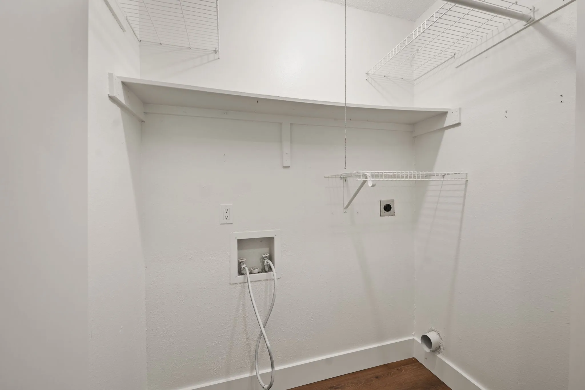 Townhouse For Rent in Dallas County , 2706 Creek Wood Court, Carrollton, Texas 75006, 4 Bedroom, 2 Bathroom, 1 Garage spaces, 1,738 Sqft, built in 1974, mls#21354047, Real Estate Agent in Carrollton, Homes For Rent in Dallas county, Homes For Rent in Carrollton, Realtor in Carrollton Texas, Real Estate Brokerage Independent Realty Texas, Luminita Cordes Realtor