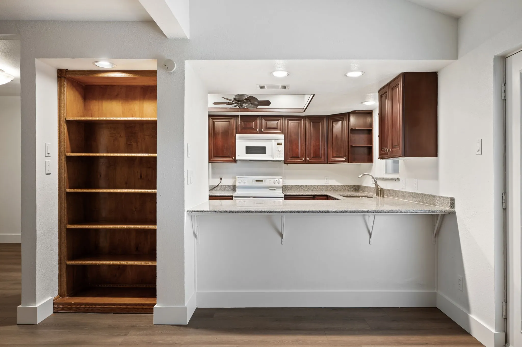Townhouse For Rent in Dallas County , 2706 Creek Wood Court, Carrollton, Texas 75006, 4 Bedroom, 2 Bathroom, 1 Garage spaces, 1,738 Sqft, built in 1974, mls#21354047, Real Estate Agent in Carrollton, Homes For Rent in Dallas county, Homes For Rent in Carrollton, Realtor in Carrollton Texas, Real Estate Brokerage Independent Realty Texas, Luminita Cordes Realtor