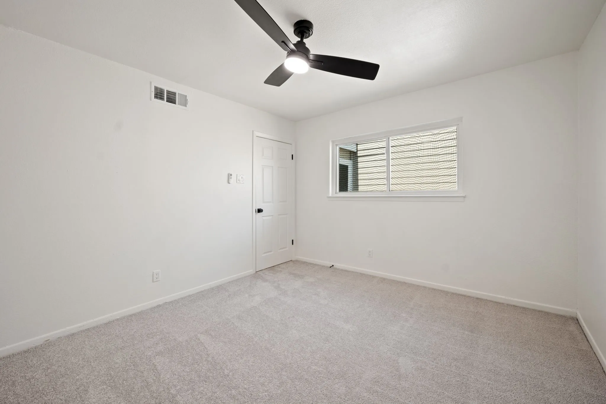 Townhouse For Rent in Dallas County , 2706 Creek Wood Court, Carrollton, Texas 75006, 4 Bedroom, 2 Bathroom, 1 Garage spaces, 1,738 Sqft, built in 1974, mls#21354047, Real Estate Agent in Carrollton, Homes For Rent in Dallas county, Homes For Rent in Carrollton, Realtor in Carrollton Texas, Real Estate Brokerage Independent Realty Texas, Luminita Cordes Realtor