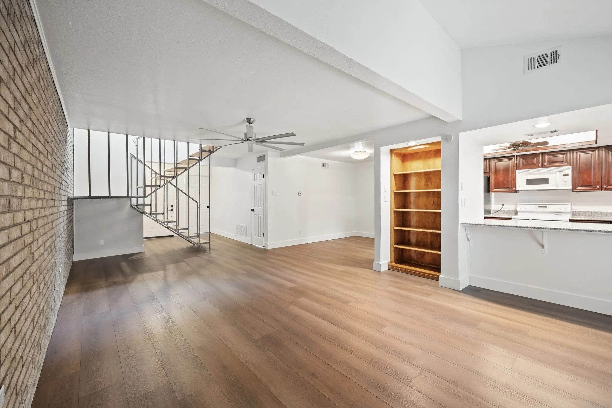 Townhouse For Rent in Dallas County , 2706 Creek Wood Court, Carrollton, Texas 75006, 4 Bedroom, 2 Bathroom, 1 Garage spaces, 1,738 Sqft, built in 1974, mls#21354047, Real Estate Agent in Carrollton, Homes For Rent in Dallas county, Homes For Rent in Carrollton, Realtor in Carrollton Texas, Real Estate Brokerage Independent Realty Texas, Luminita Cordes Realtor